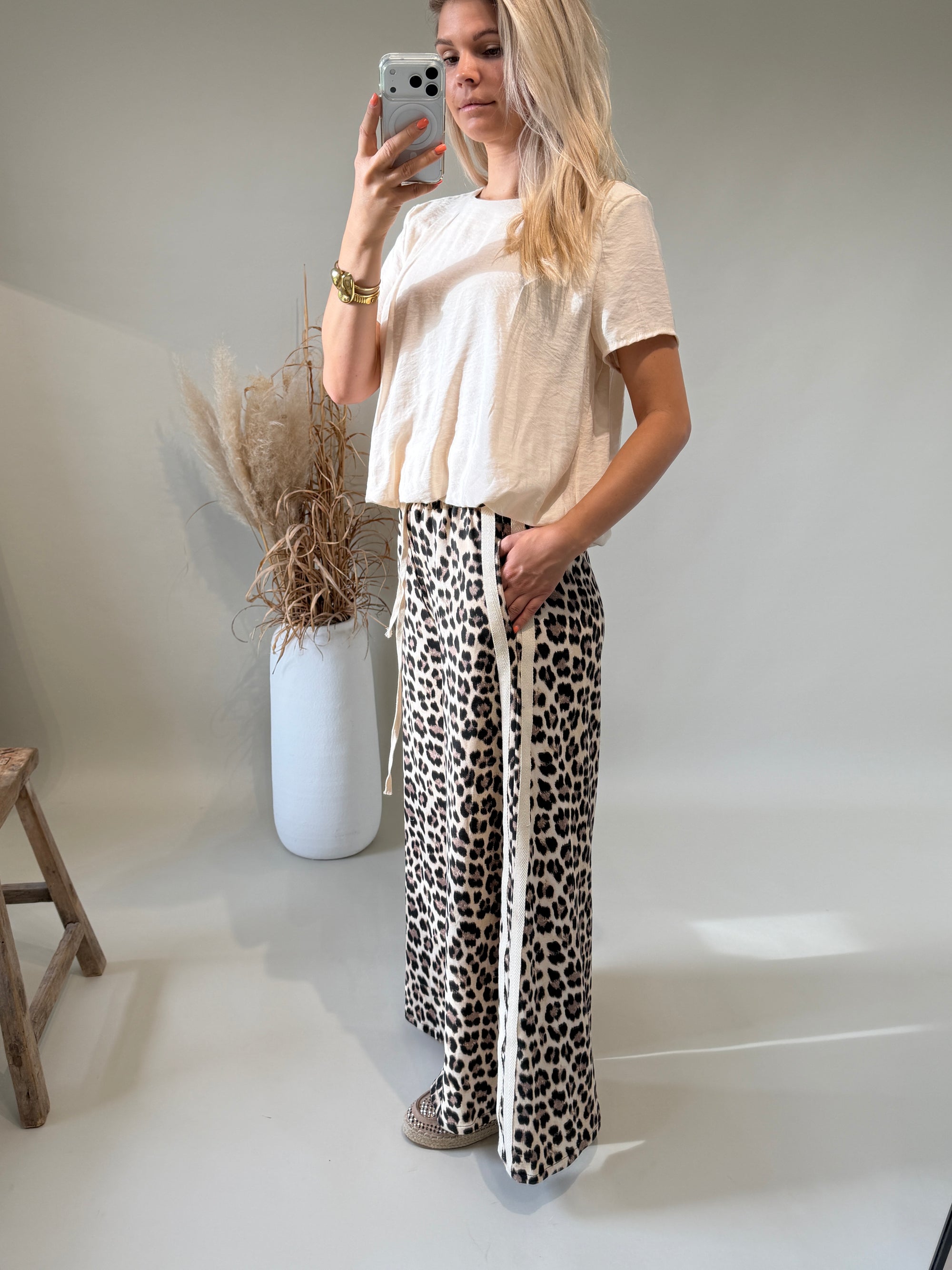 Hose mit weitem Bein in Leo