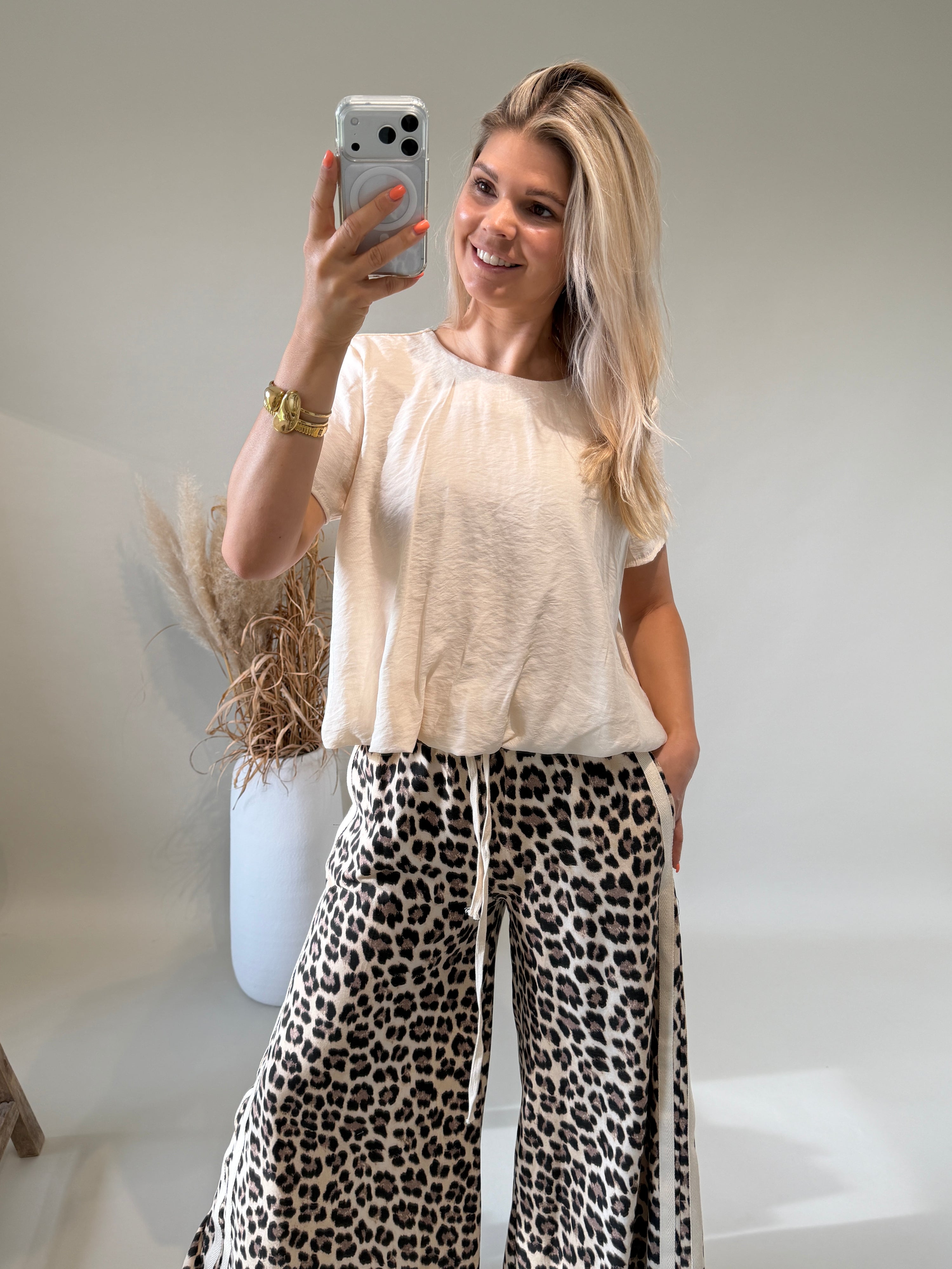 Bluse in Beige mit Kette