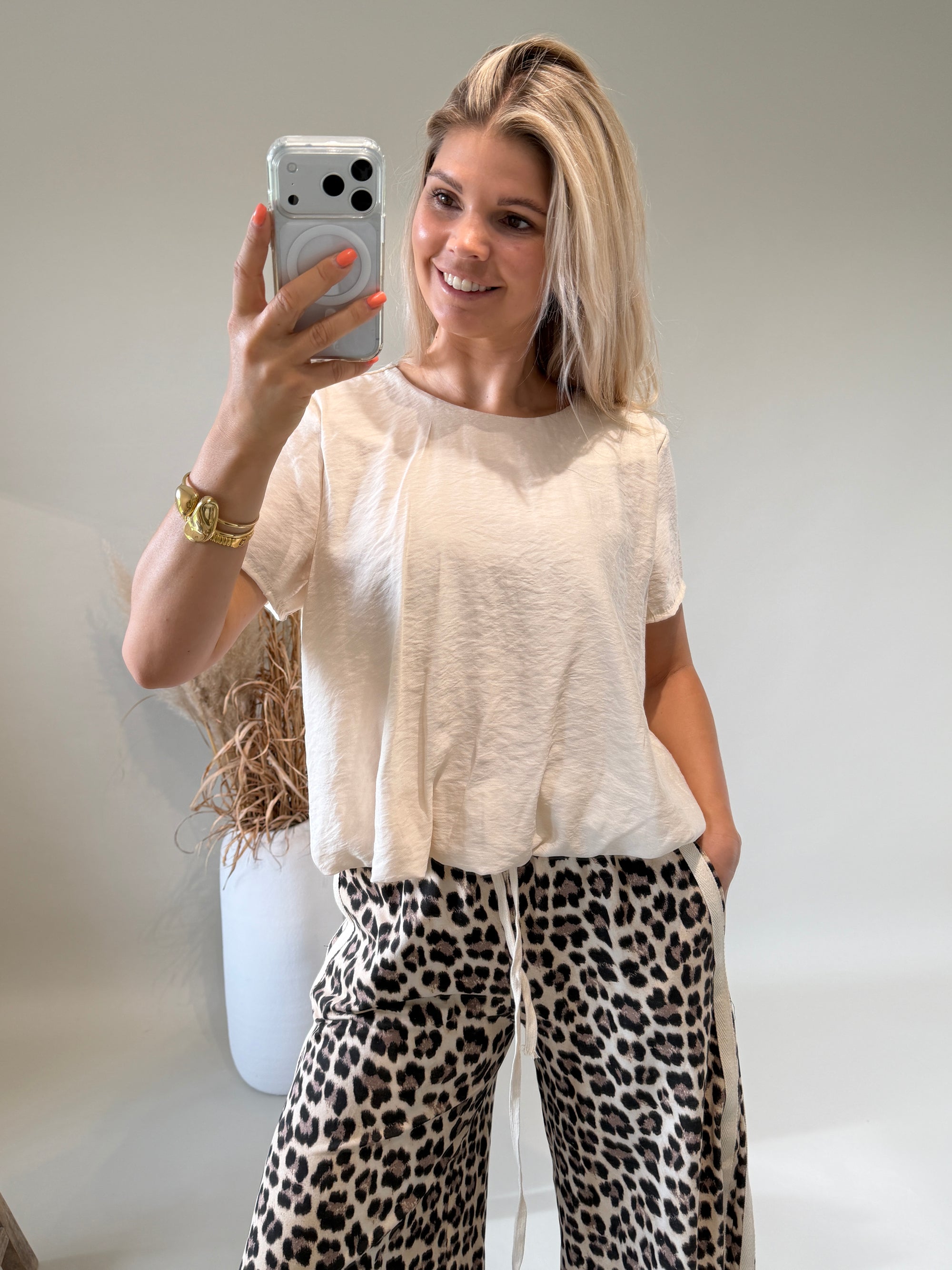 Bluse in Beige mit Kette