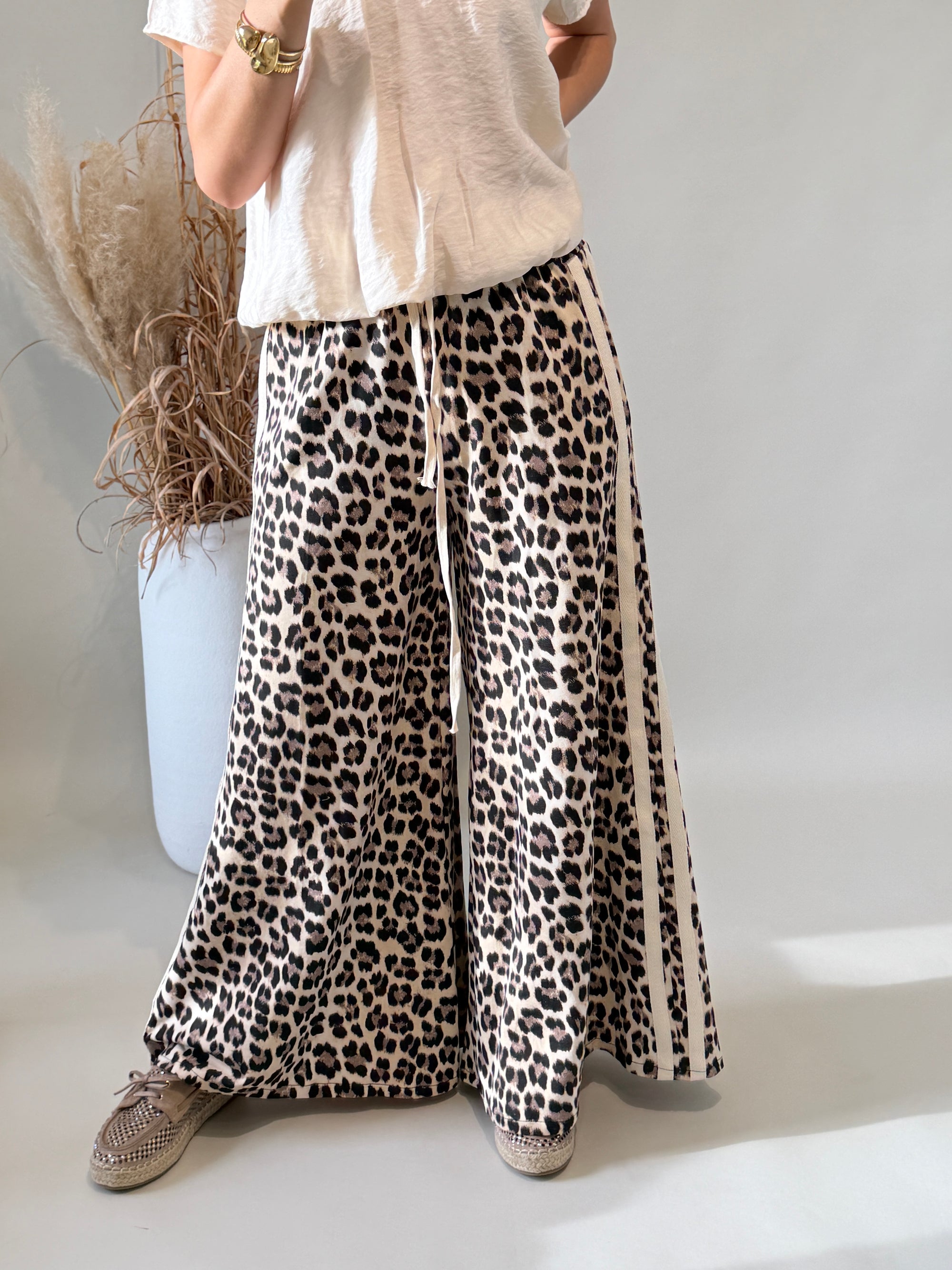 Hose mit weitem Bein in Leo