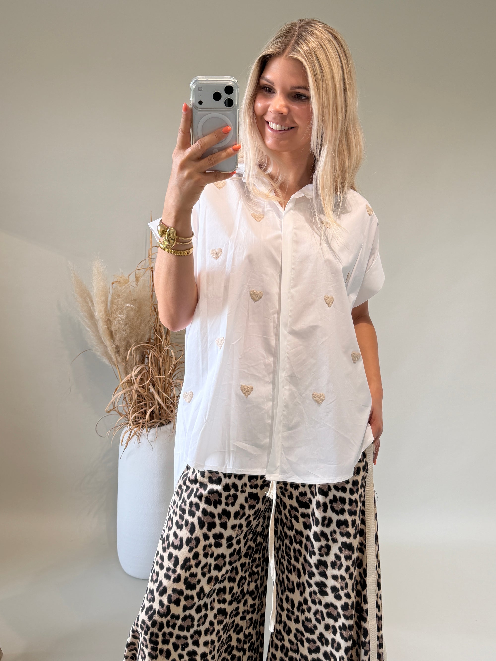 Bluse in Weiß mit Beigen Herzen