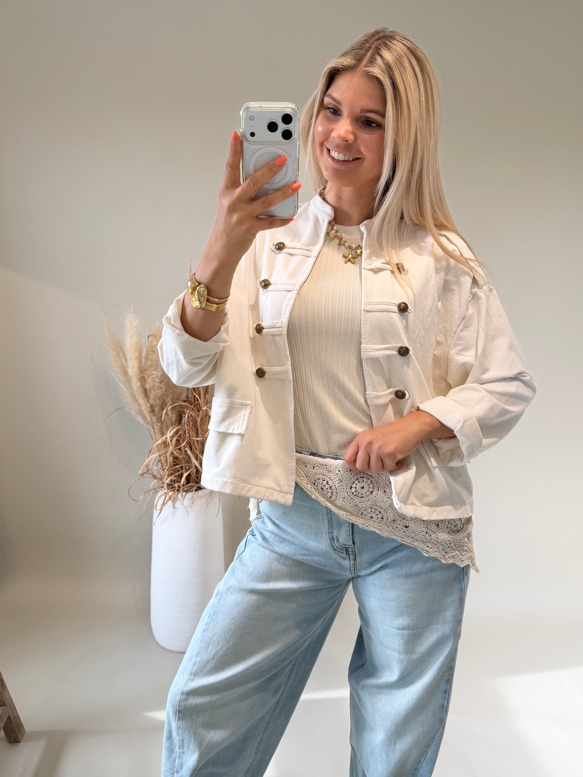Jacke in Wollweiß mit Knöpfen vorne