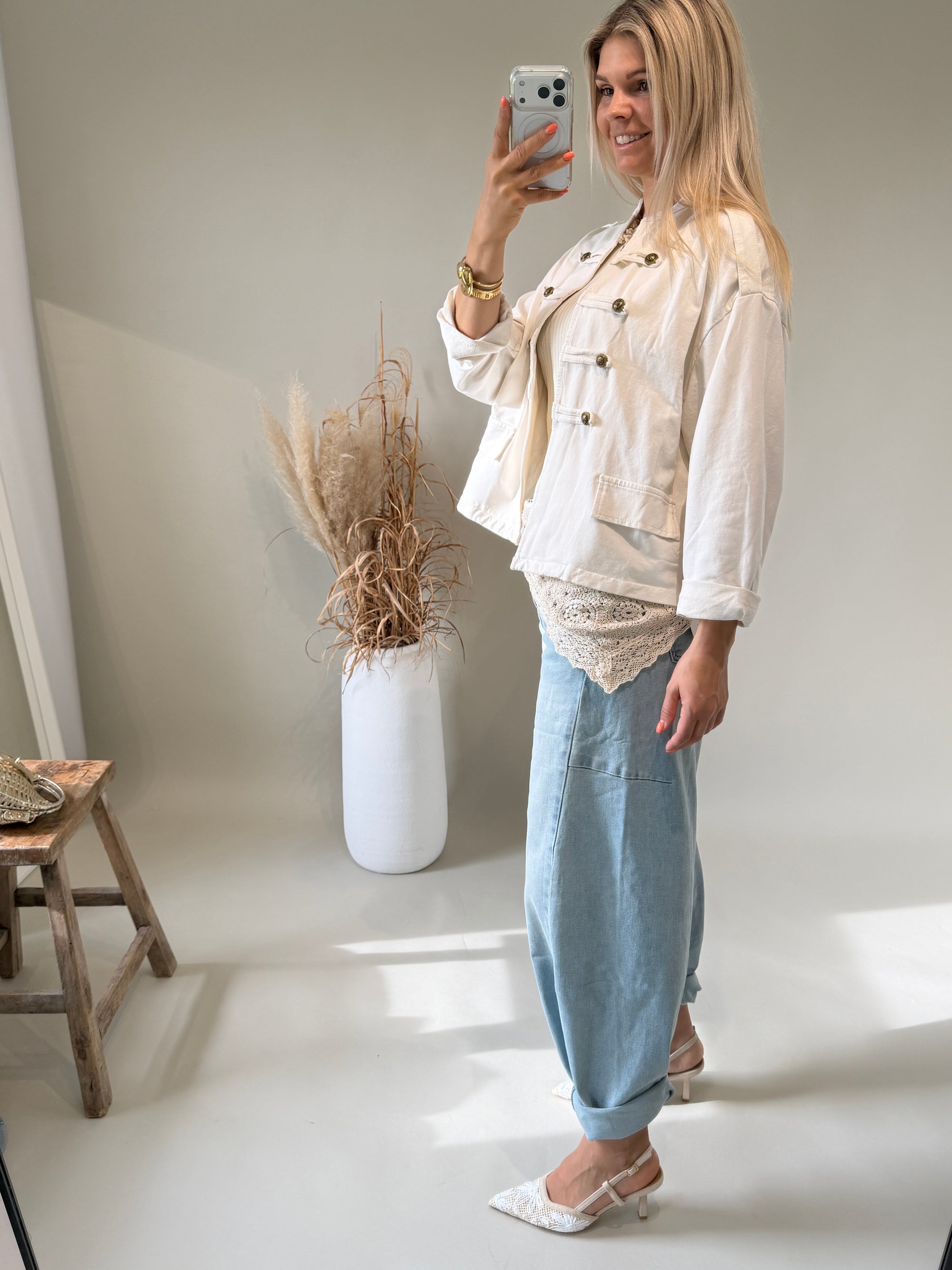 Jacke in Wollweiß mit Knöpfen vorne