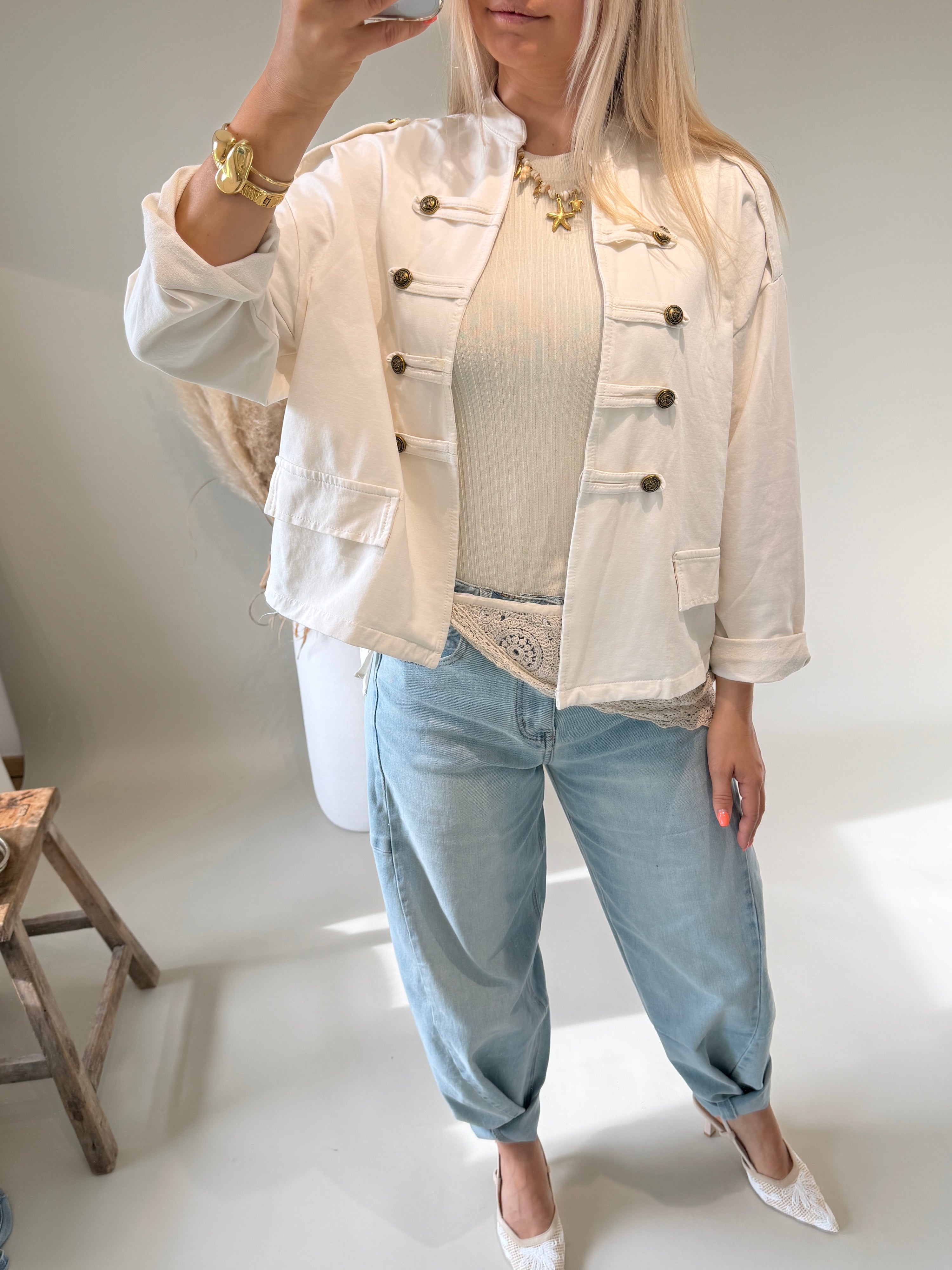 Jacke in Wollweiß mit Knöpfen vorne
