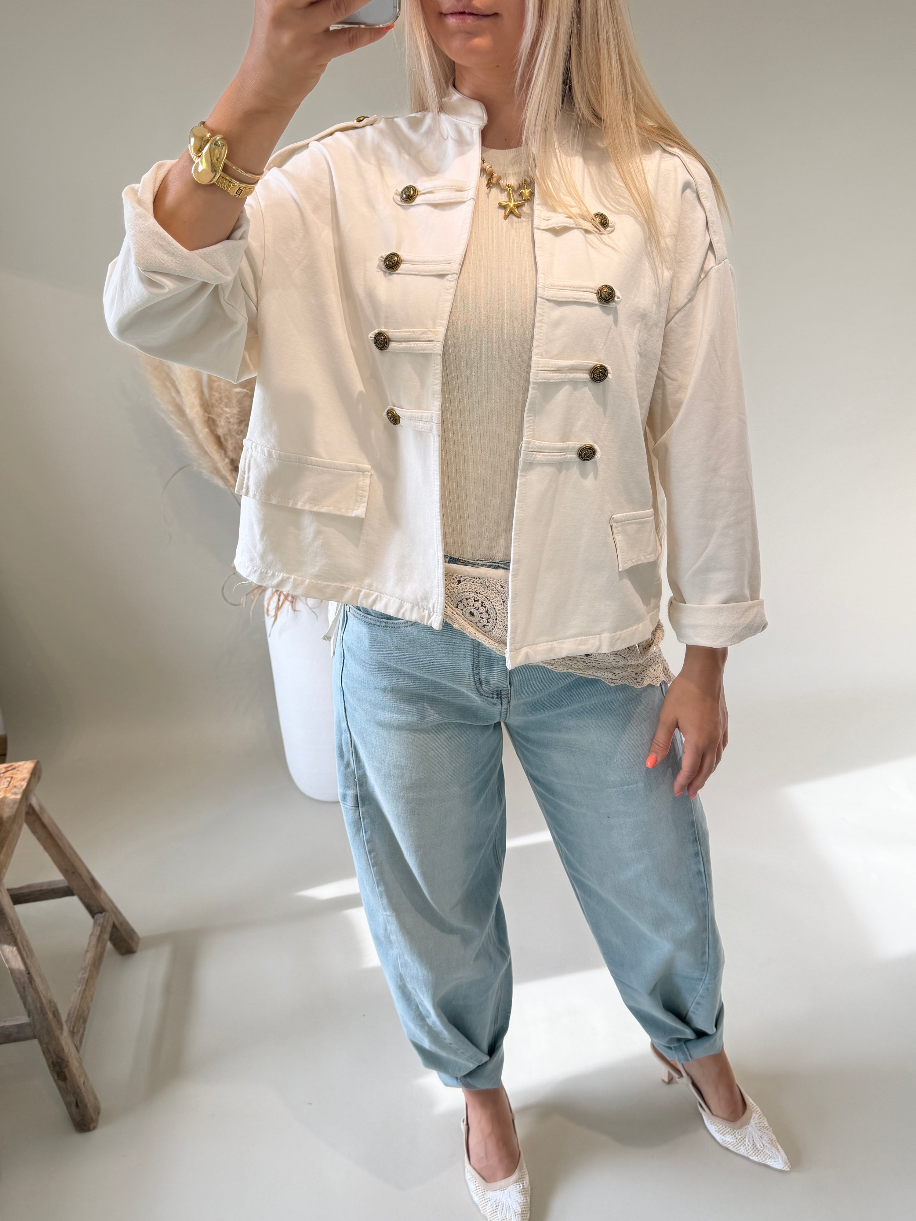 Jacke in Wollweiß mit Knöpfen vorne