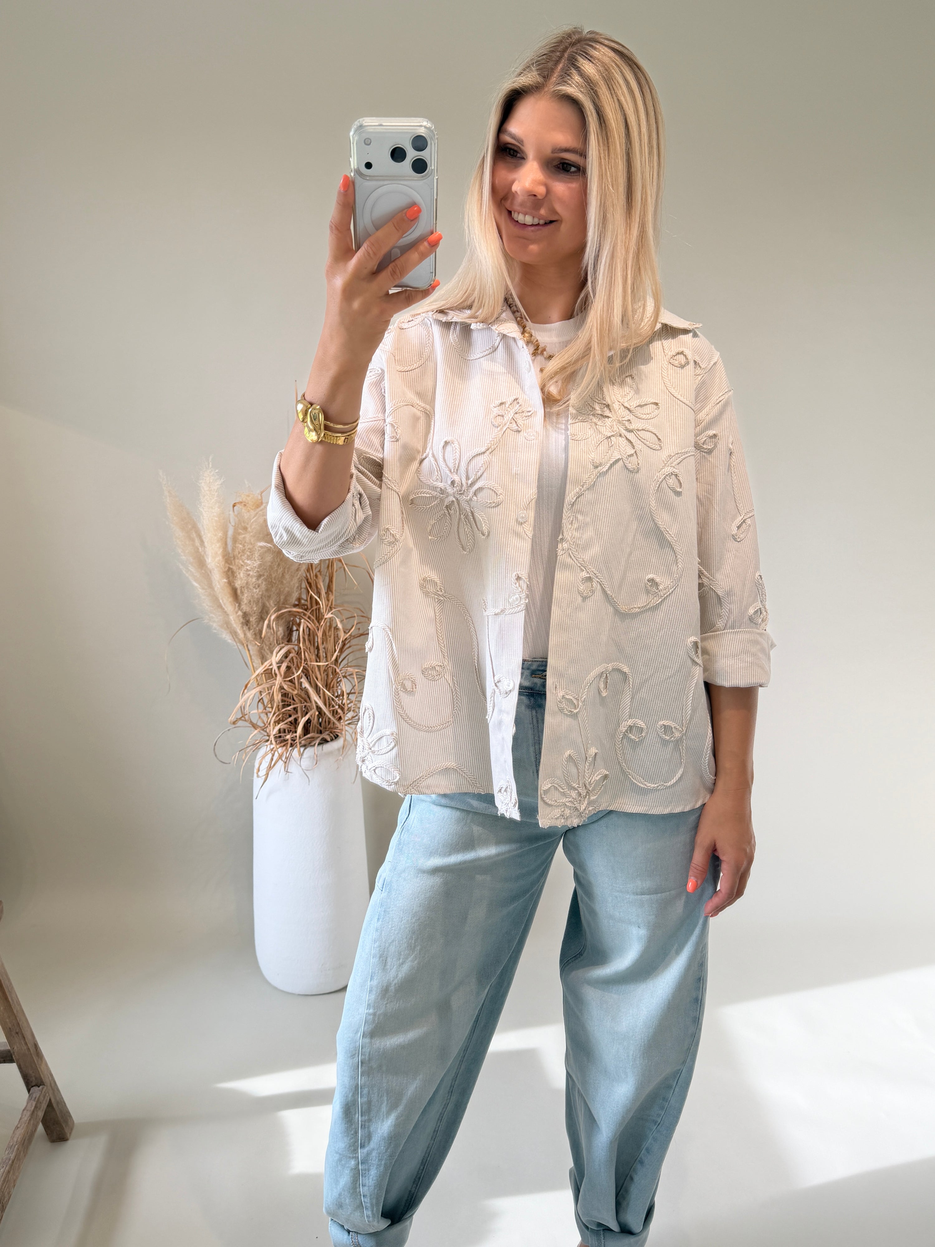 Bluse in Beige / Weiß gestreift mit Blumen