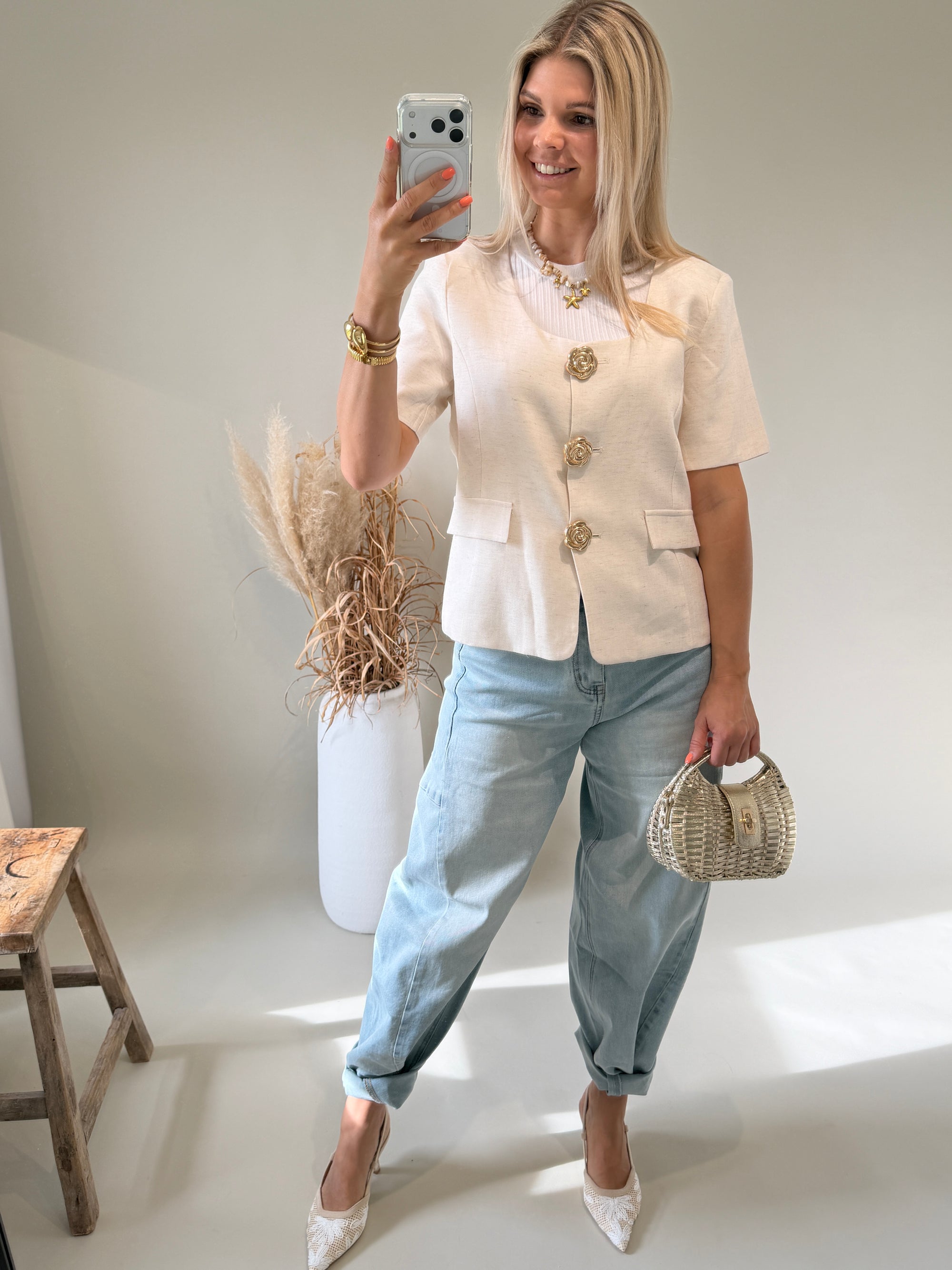 Jacke in Hellbeige Kurzarm mit goldenen Knöpfen