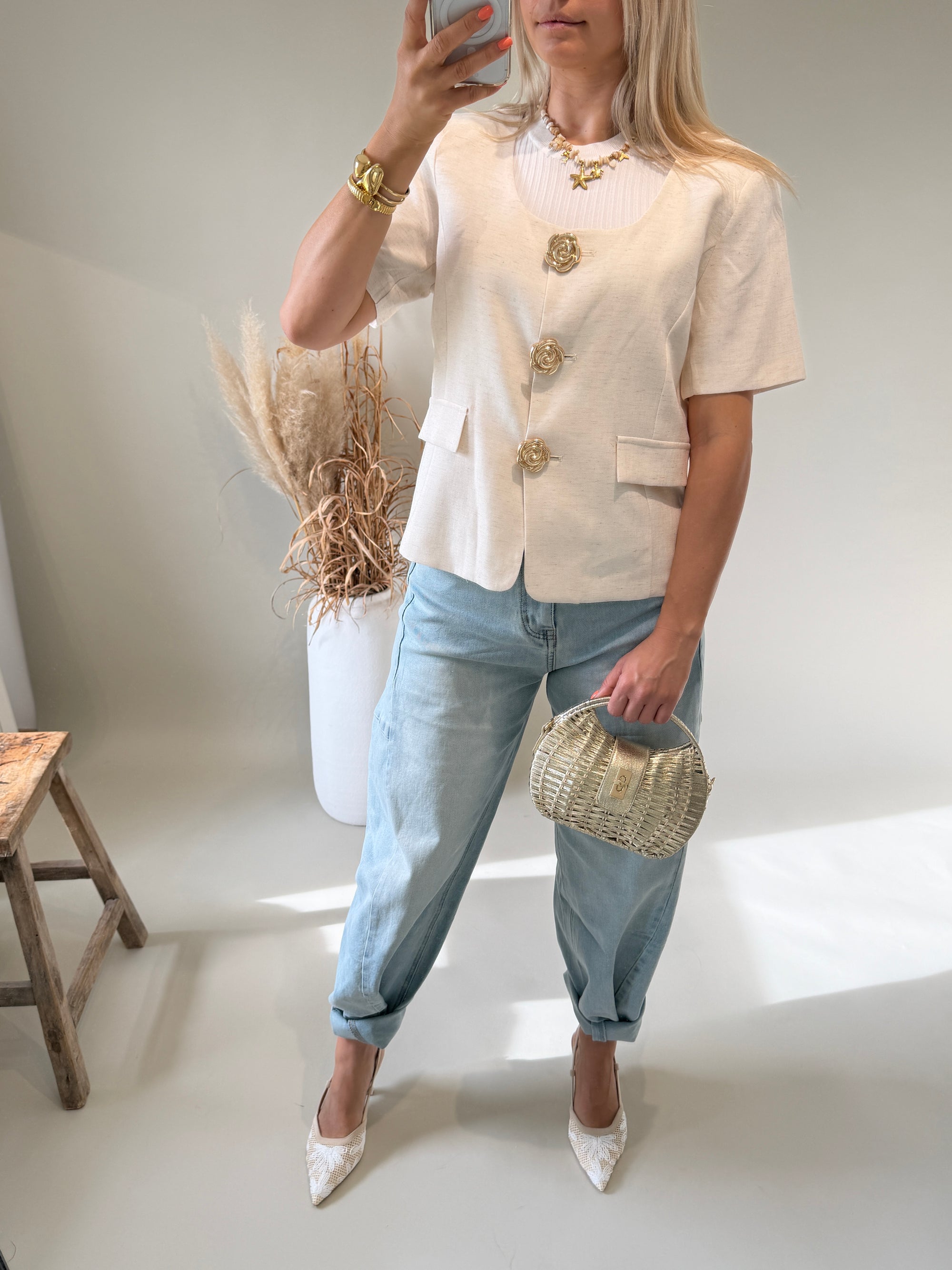 Jacke in Hellbeige Kurzarm mit goldenen Knöpfen