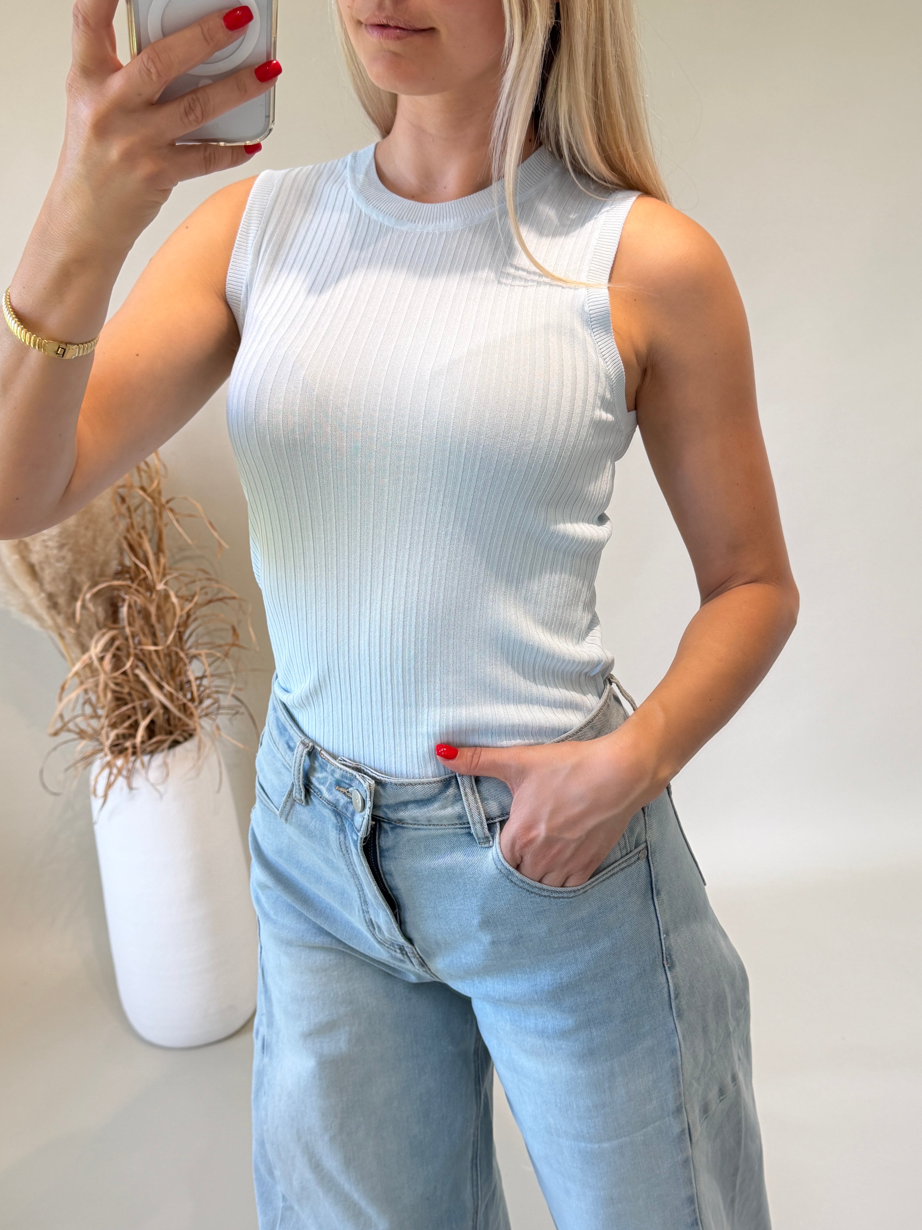 Top in Hellblau leichter Strick