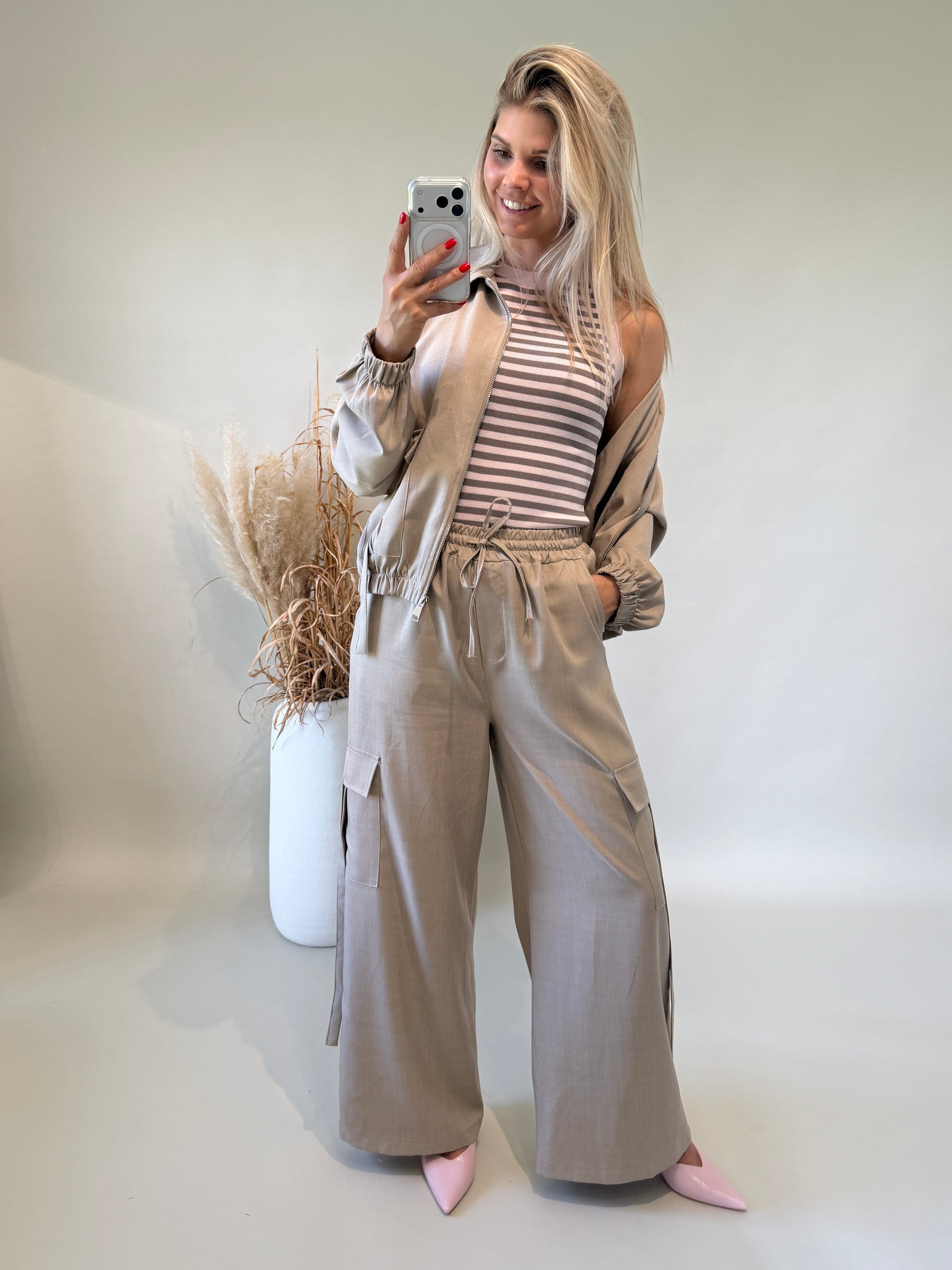 Jacke in Taupe mit Taschen vorne