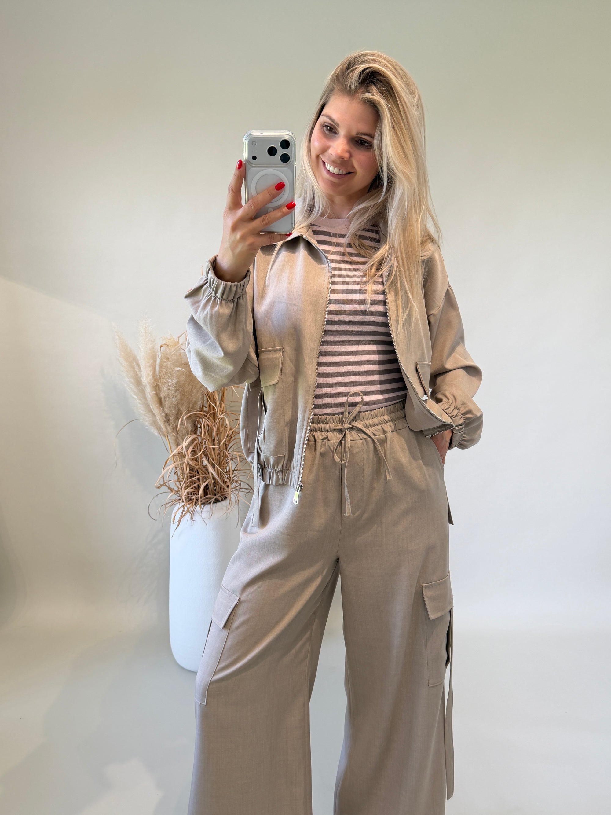 Jacke in Taupe mit Taschen vorne