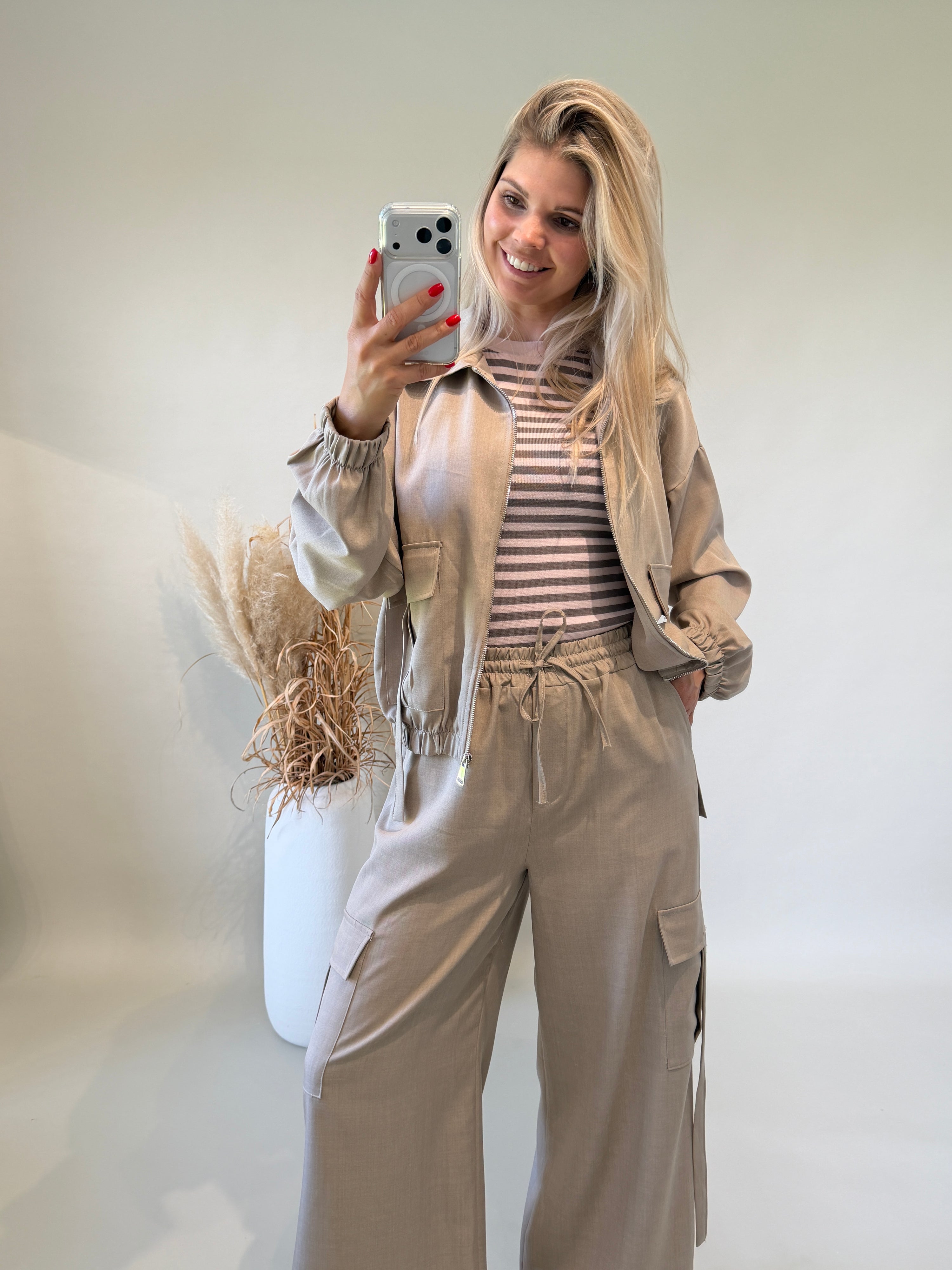 Jacke in Taupe mit Taschen vorne