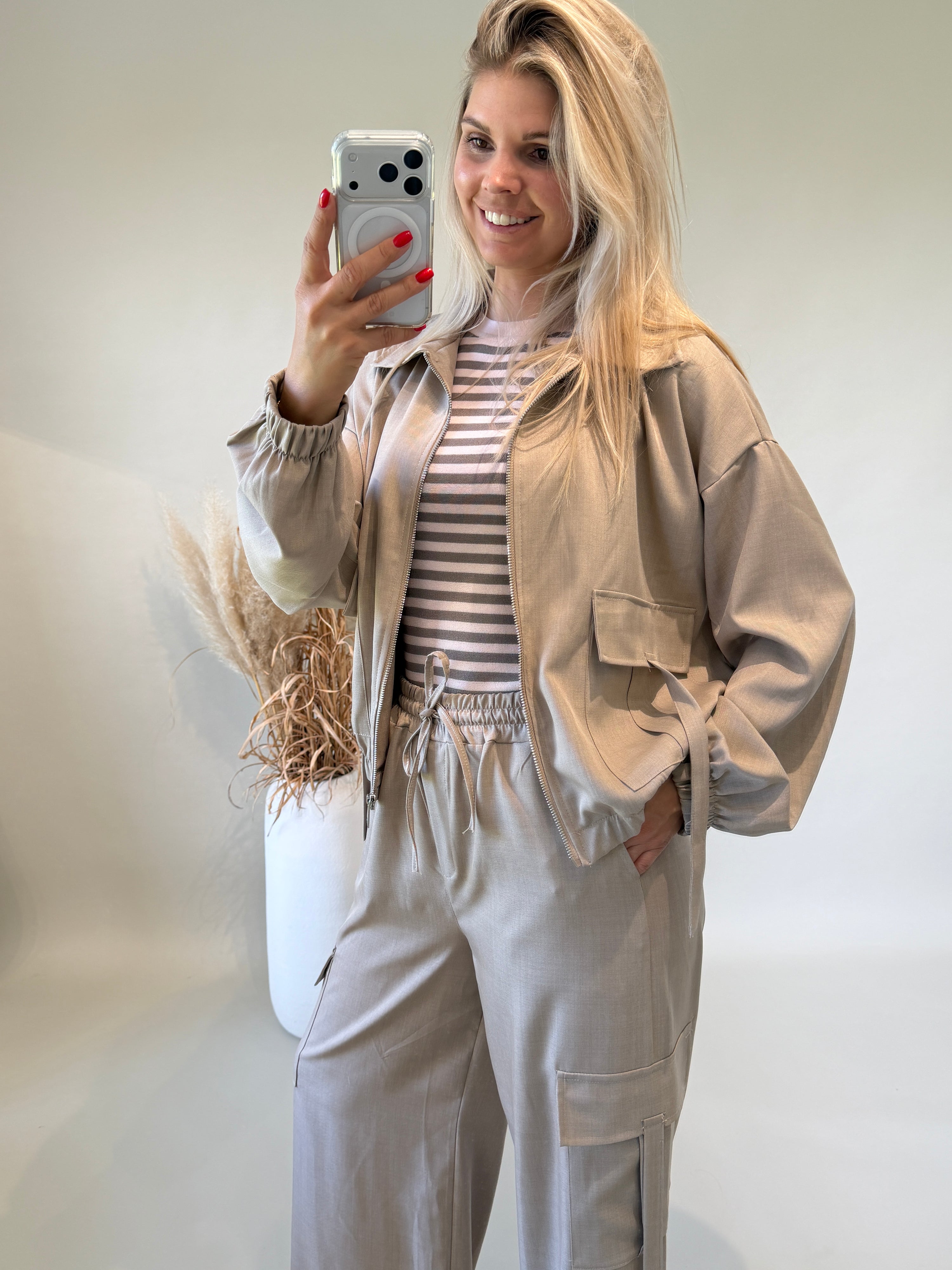 Jacke in Taupe mit Taschen vorne
