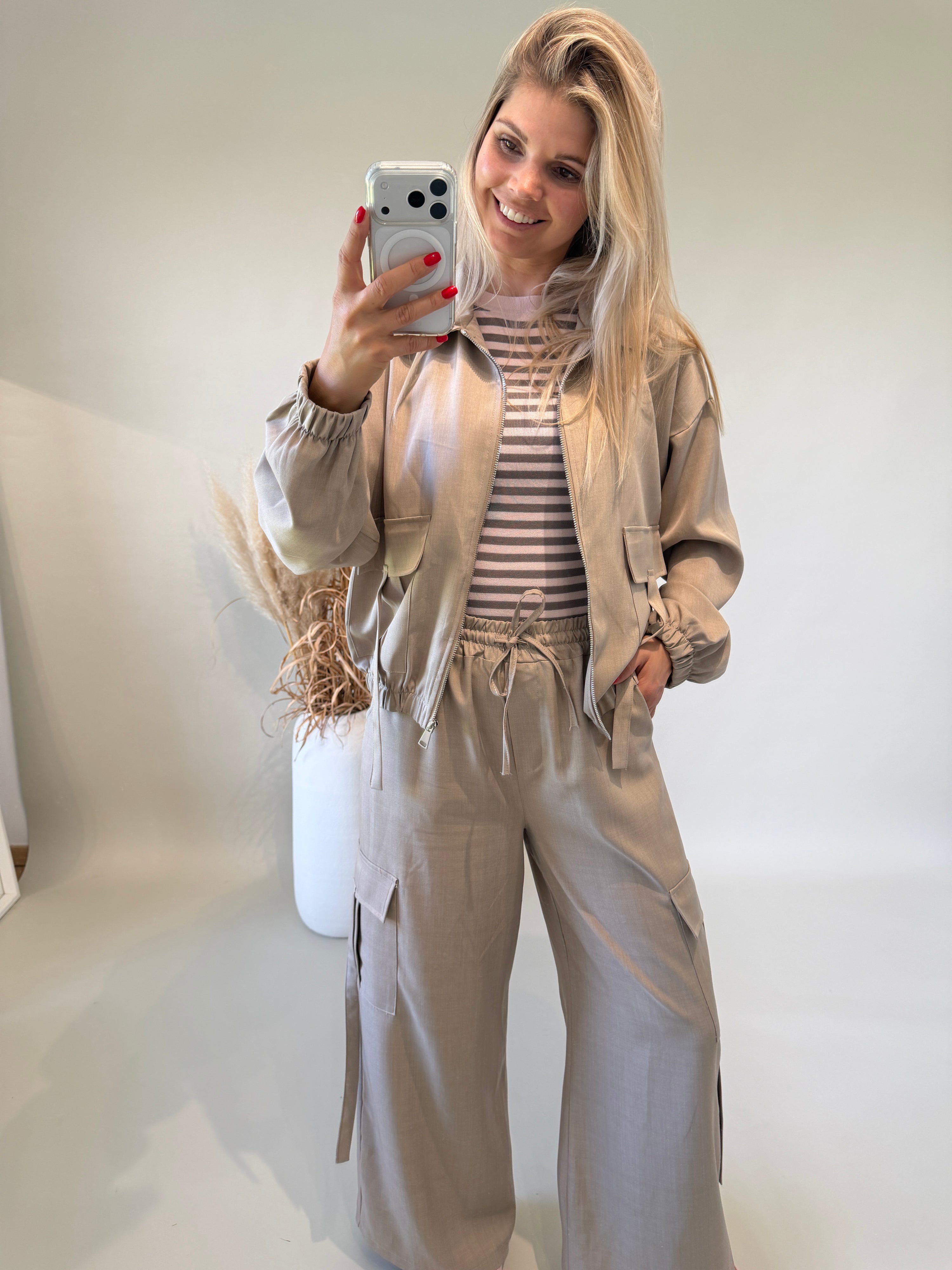 Jacke in Taupe mit Taschen vorne