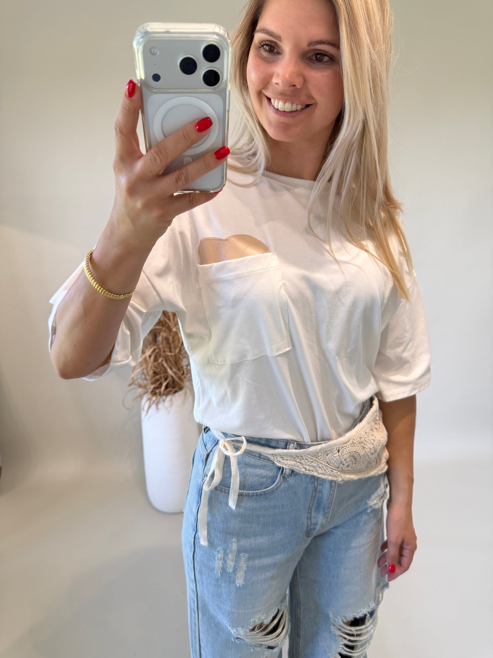 T - Shirt in Weiß mit Tasche und Beigen Herz