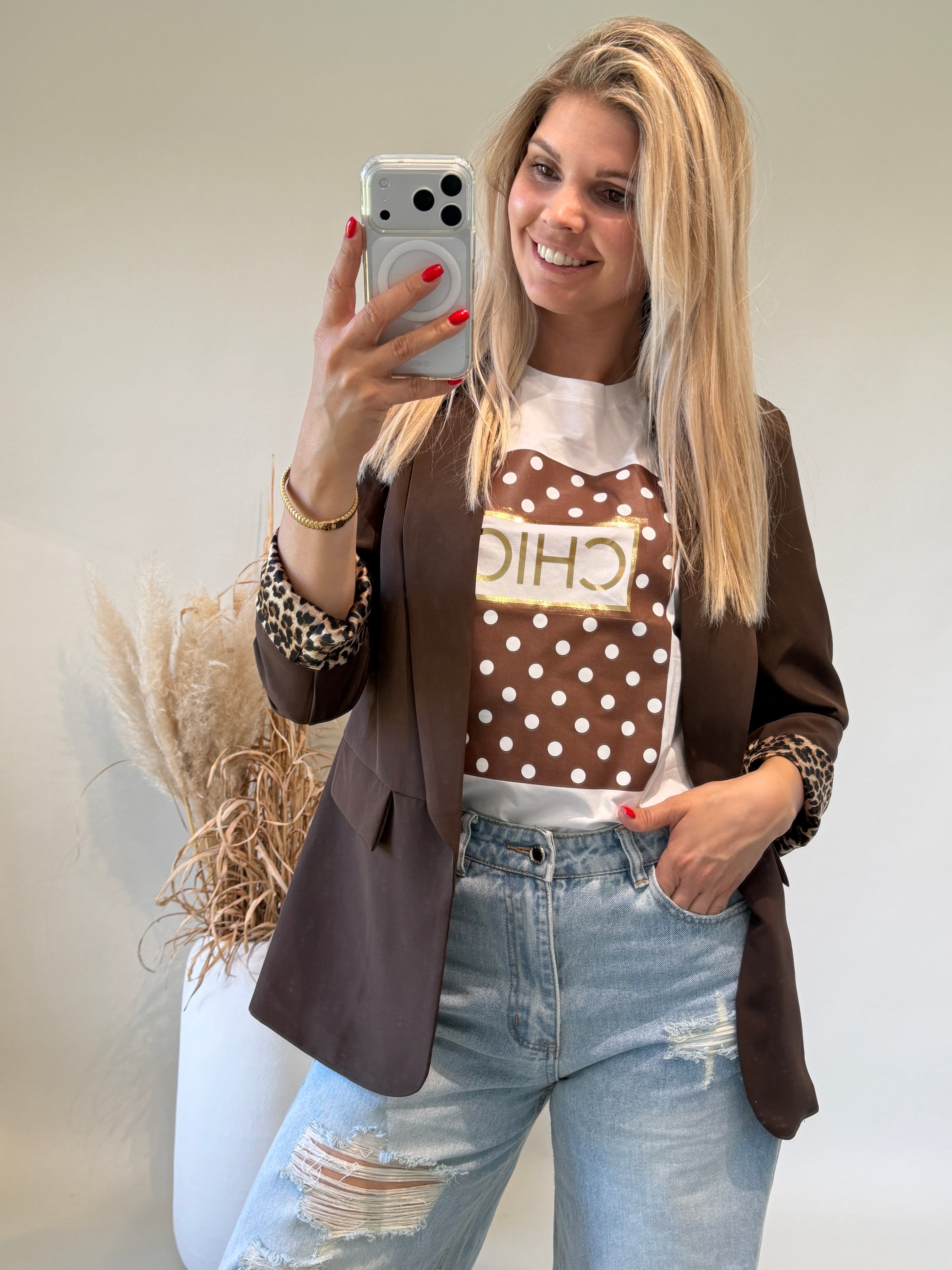 T-Shirt in Weiß mit Aufdruck in Schokobraun CHIC