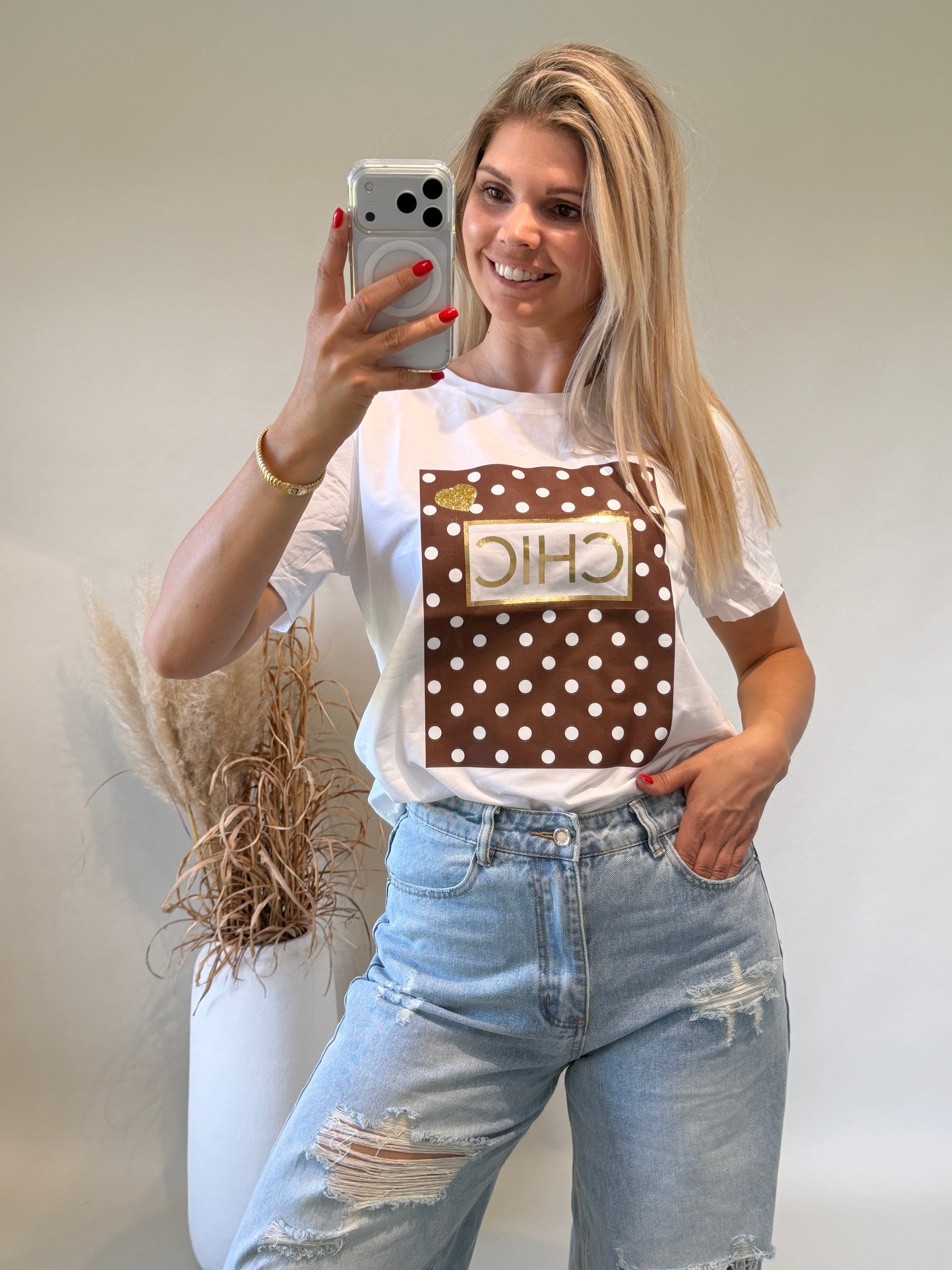 T-Shirt in Weiß mit Aufdruck in Schokobraun CHIC