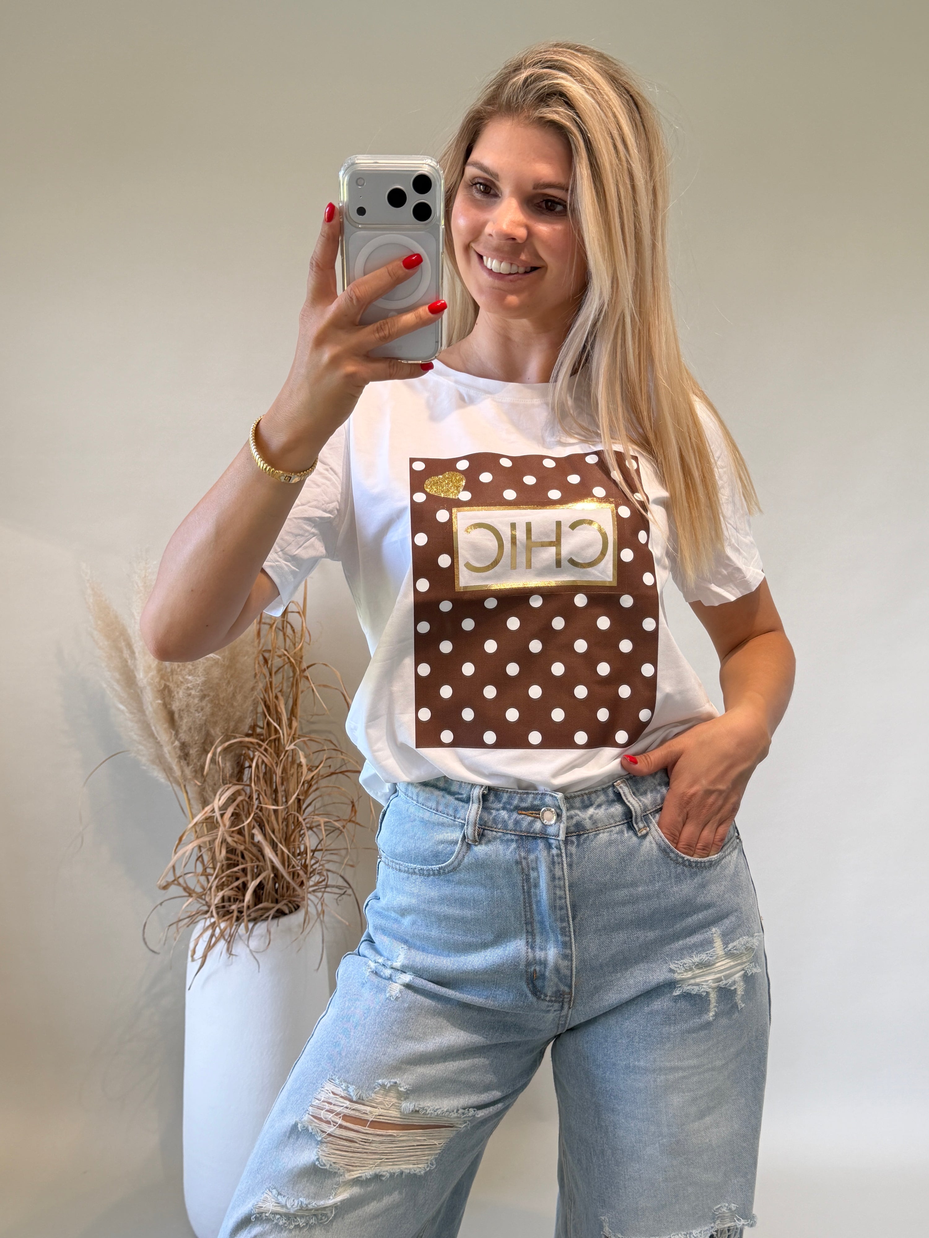 T-Shirt in Weiß mit Aufdruck in Schokobraun CHIC