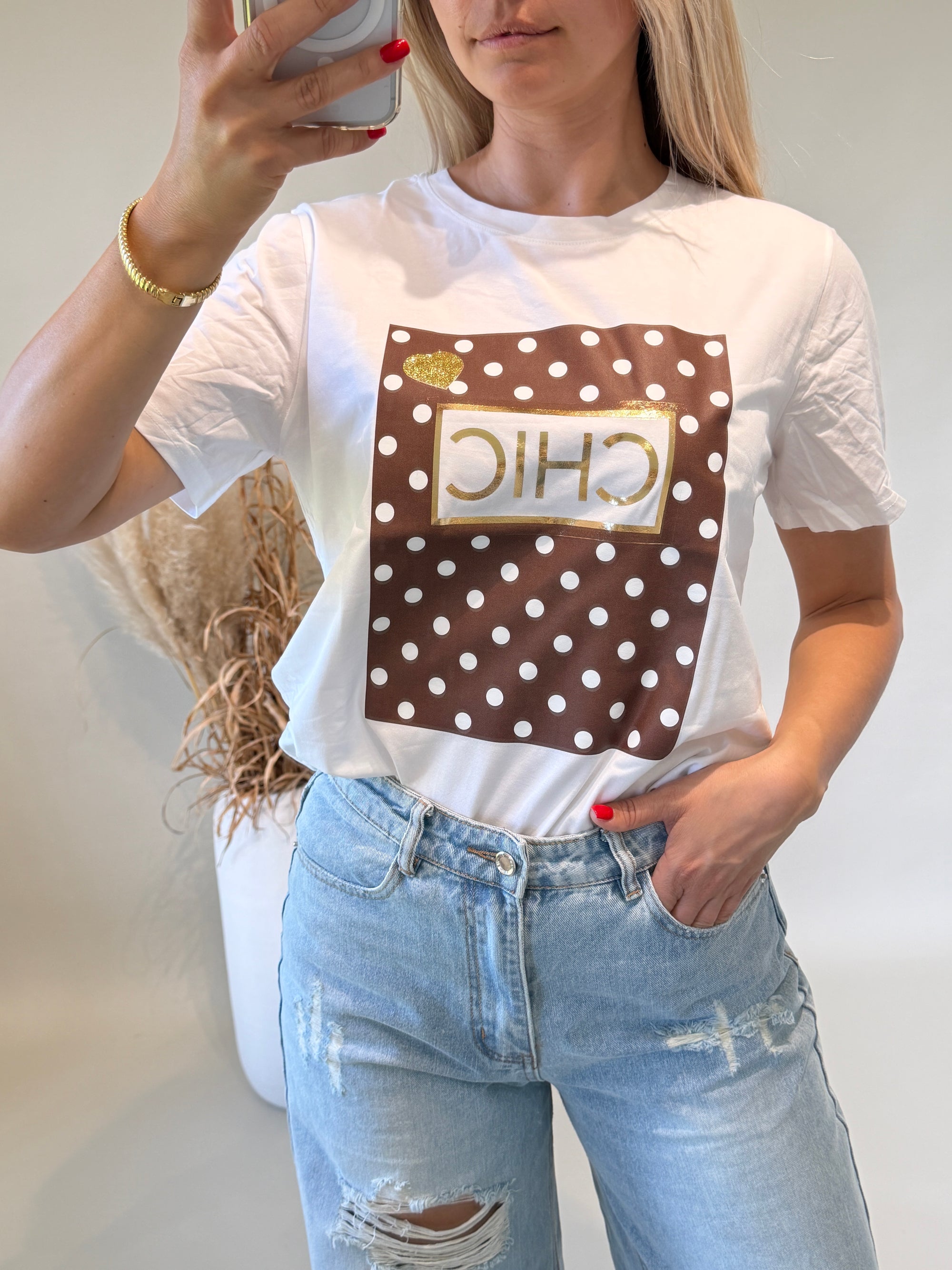 T-Shirt in Weiß mit Aufdruck in Schokobraun CHIC