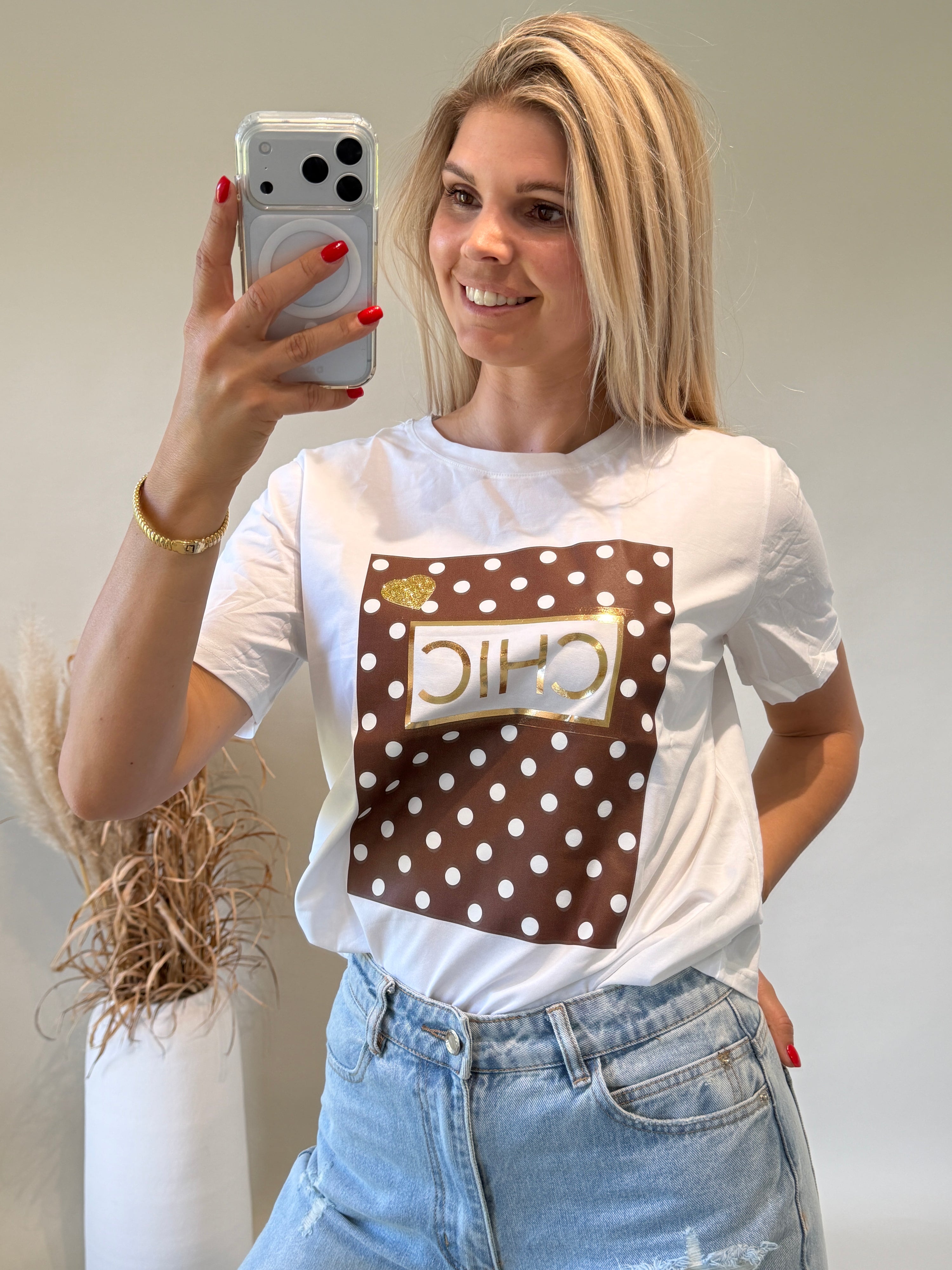 T-Shirt in Weiß mit Aufdruck in Schokobraun CHIC