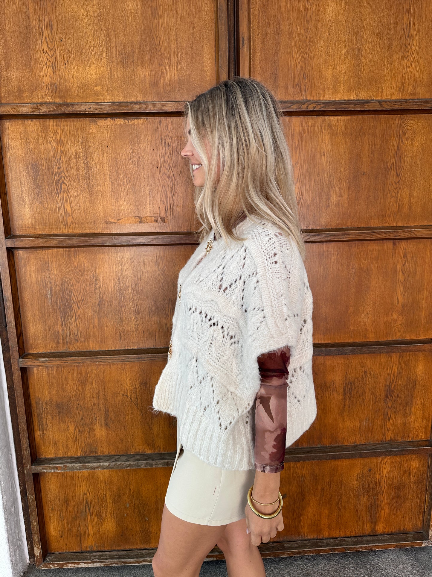 strickjacke ohne ärmel mit goldenen spangen