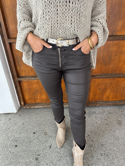 Hose in Schokobraun (Lederimitat) mit Reißverschluss und Knöpfen