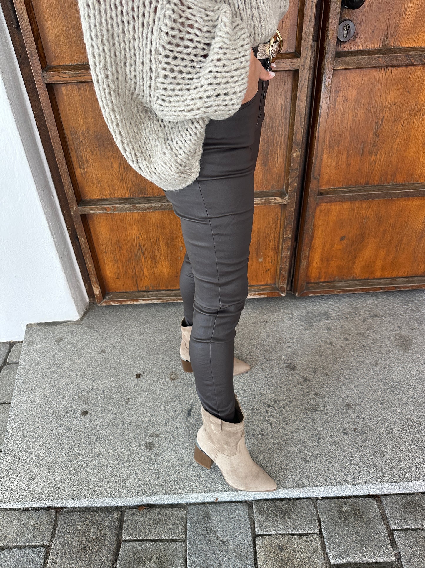 hose in schokobraun (lederimitat) mit reißverschluss und knöpfen