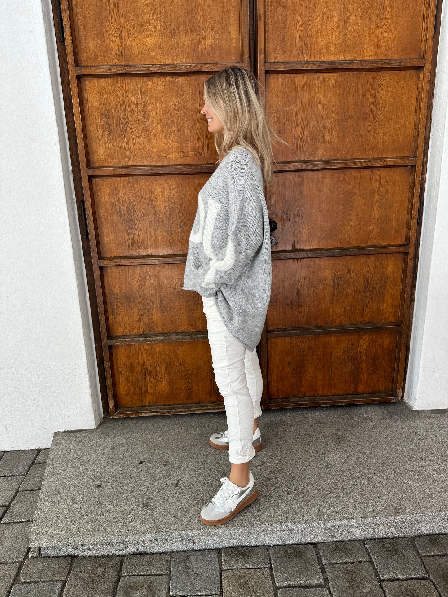 pullover in hellgrau mit wollweißer aufschrift amour