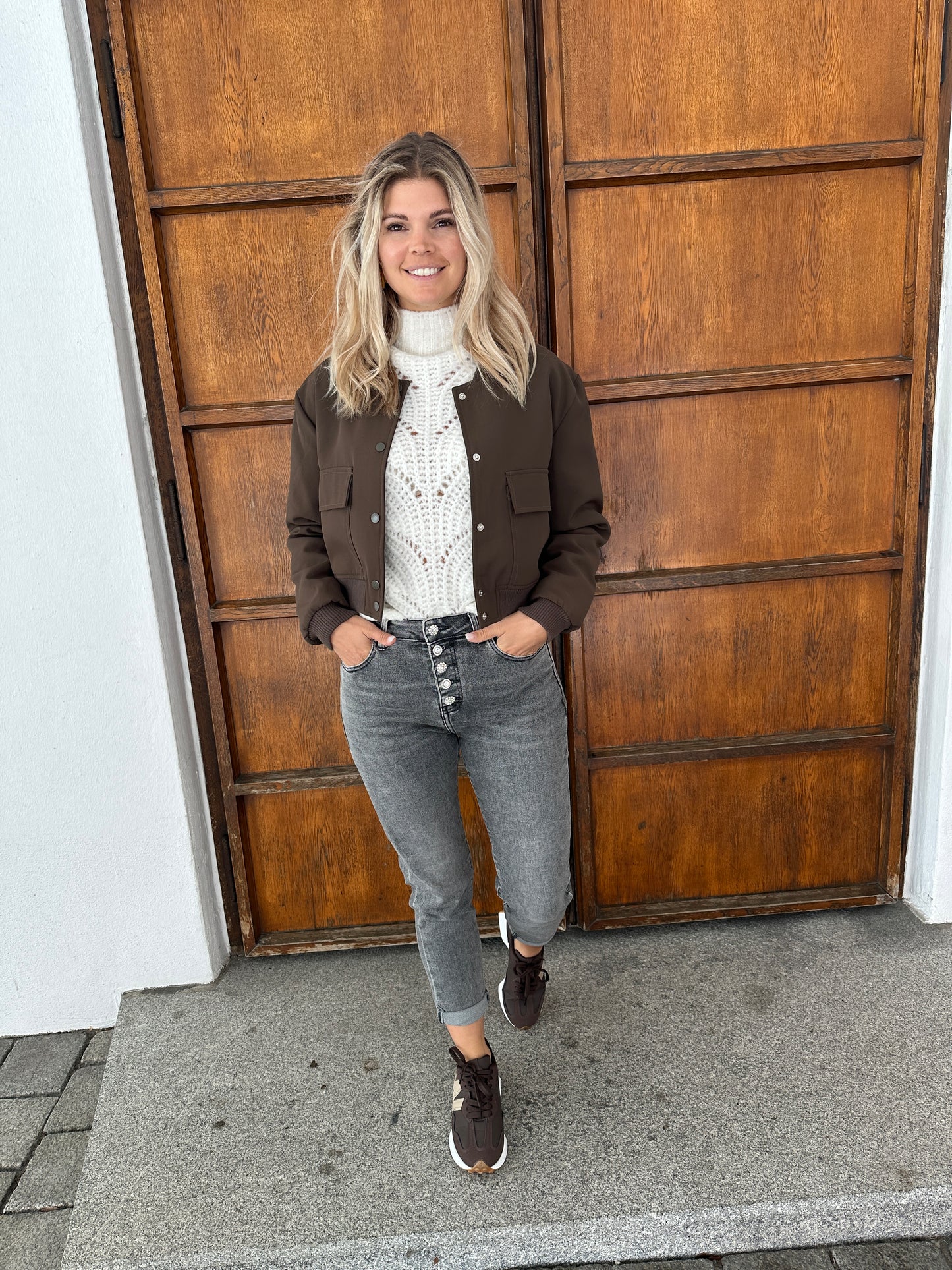 jeans in grau mit glitzerknöpfe