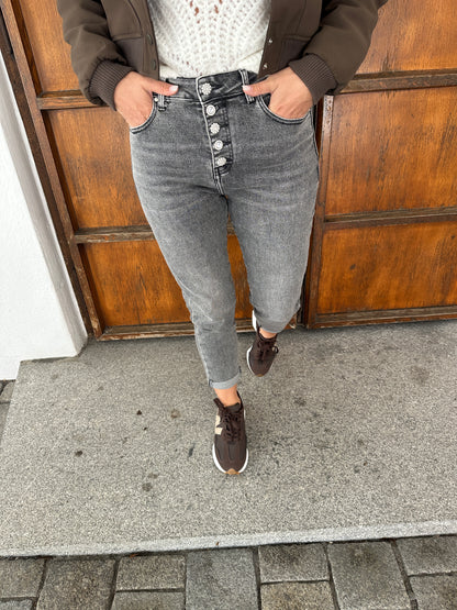 Jeans in Grau mit Glitzerknöpfe