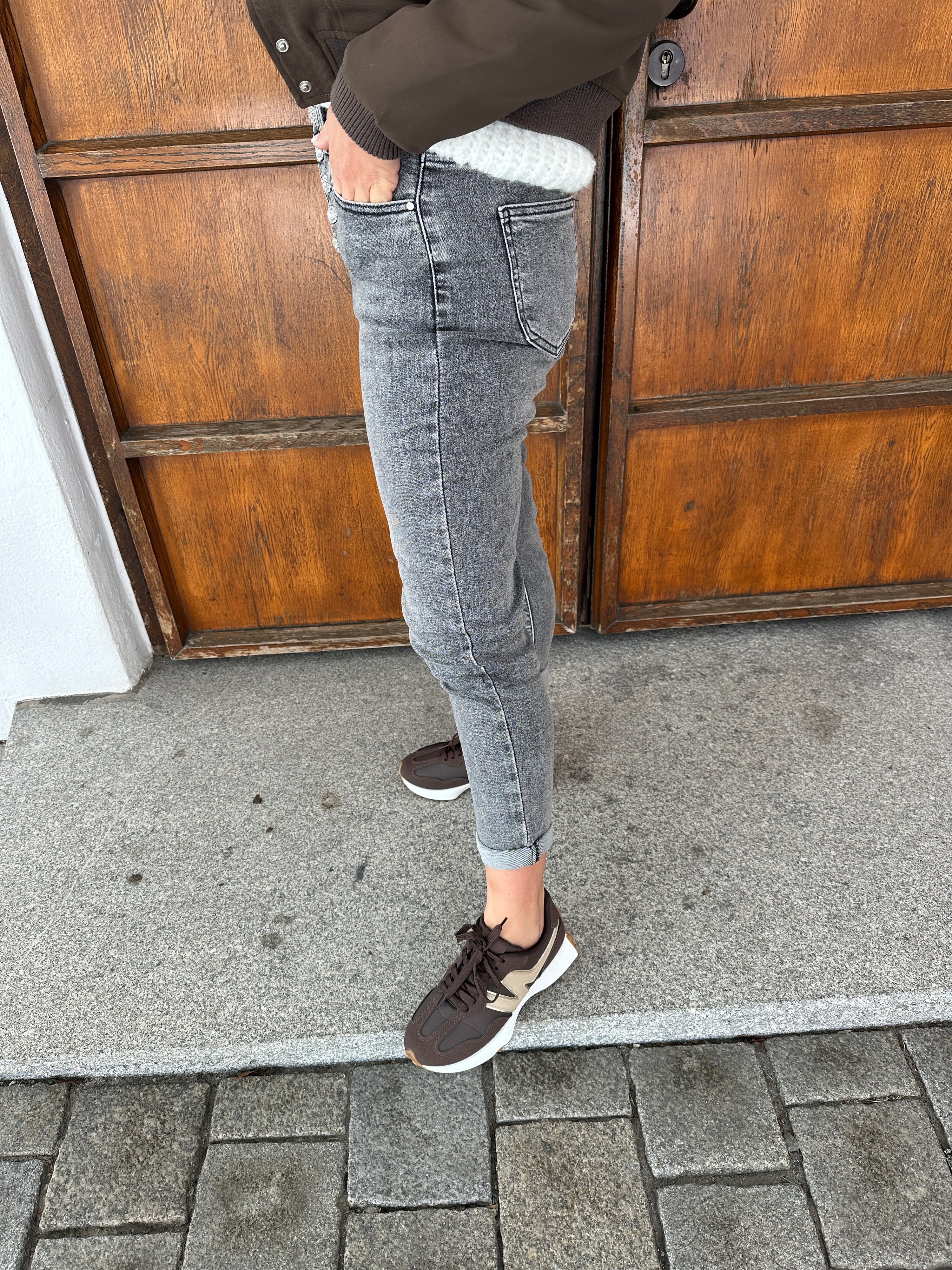 Jeans in Grau mit Glitzerknöpfe