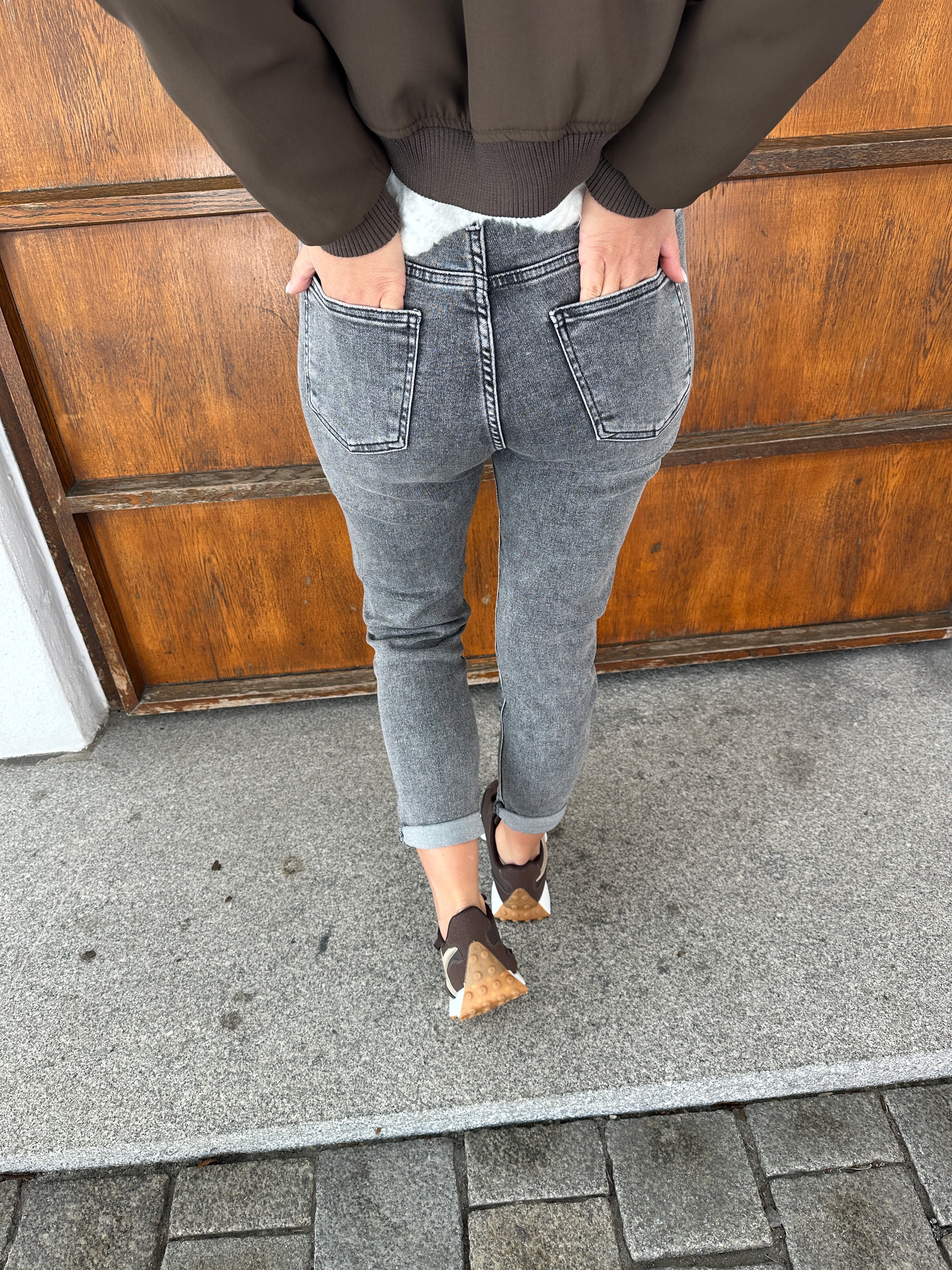 Jeans in Grau mit Glitzerknöpfe