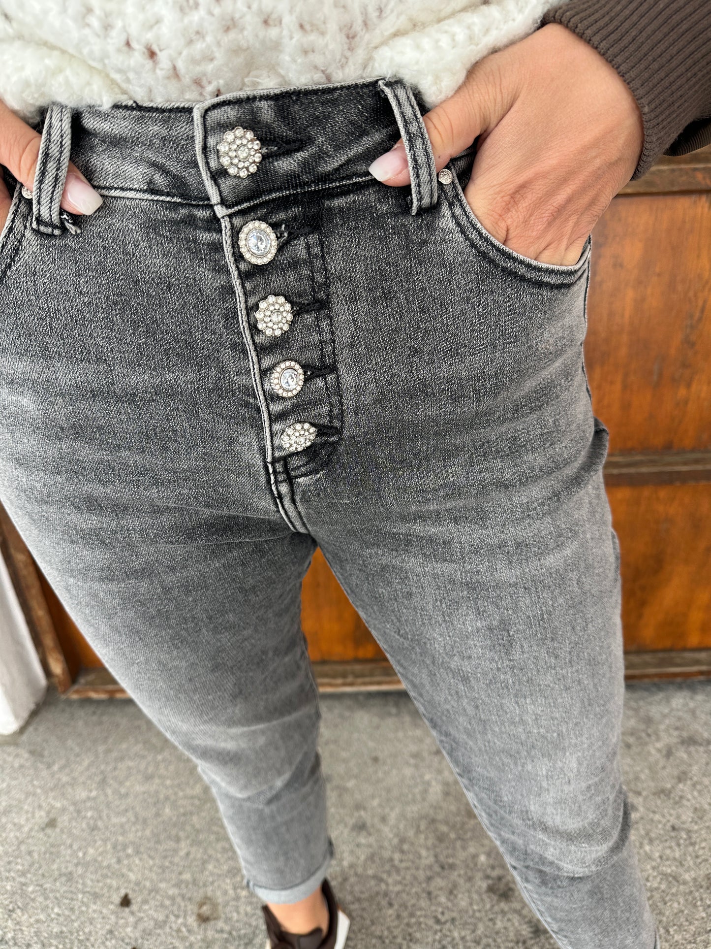 jeans in grau mit glitzerknöpfe