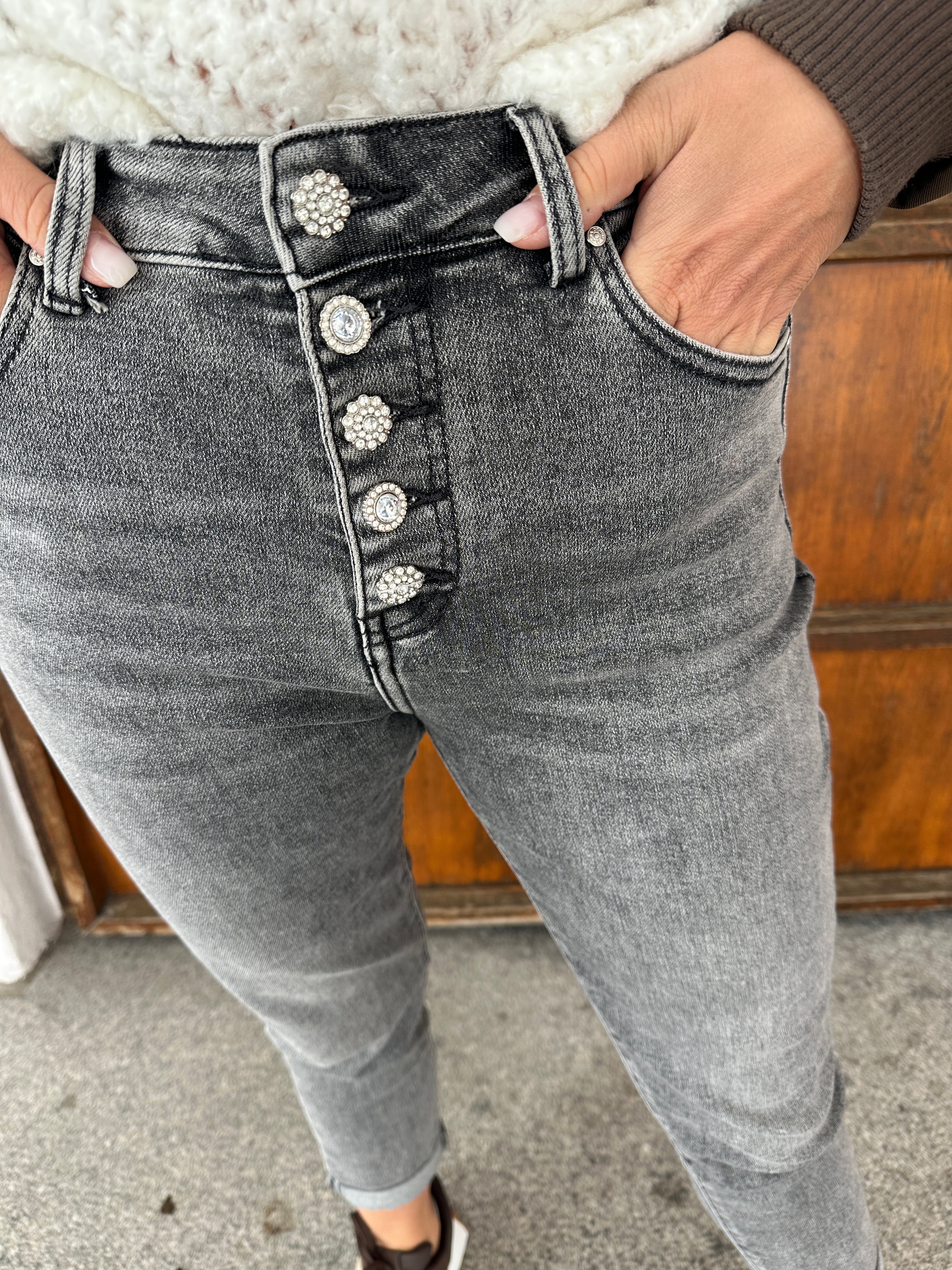 Jeans in Grau mit Glitzerknöpfe