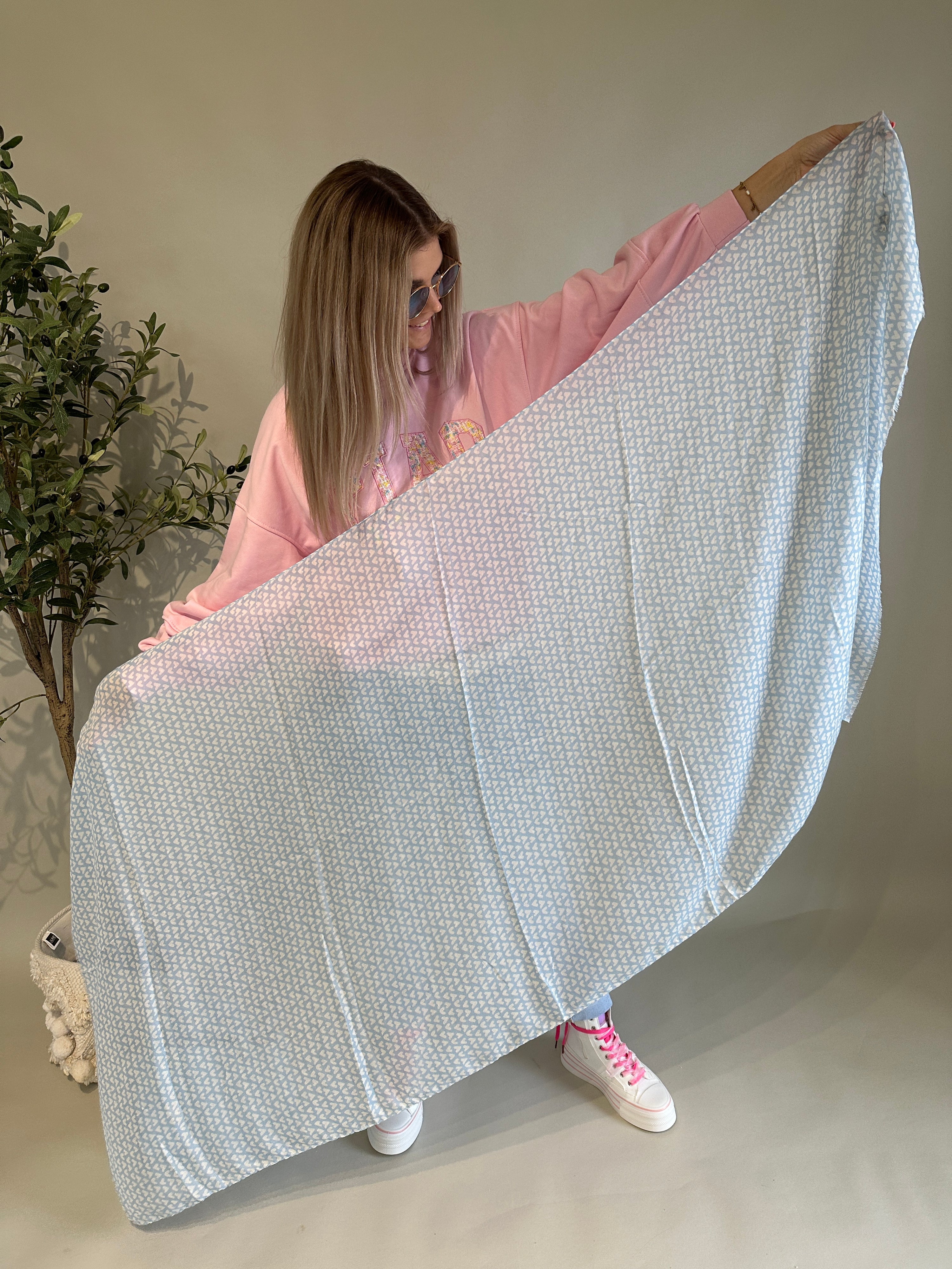 Schal mit Herzen in Hellblau