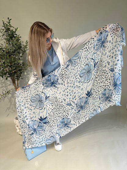 Schal in Blau mit Leomuster