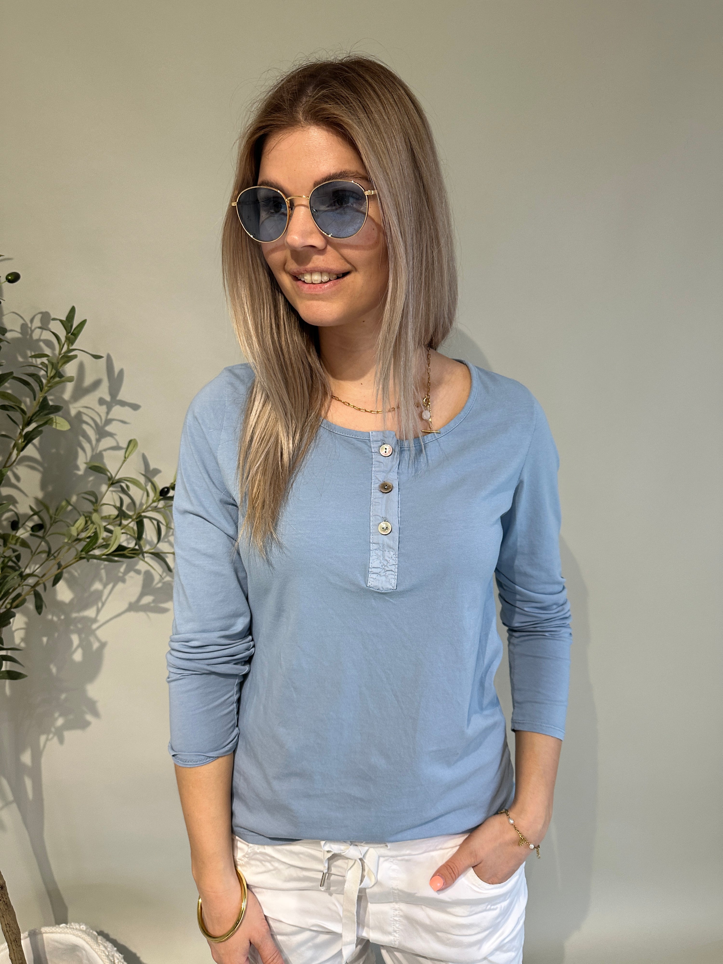 Shirt in Rauchblau und Weiß mit Knopfleiste vorne