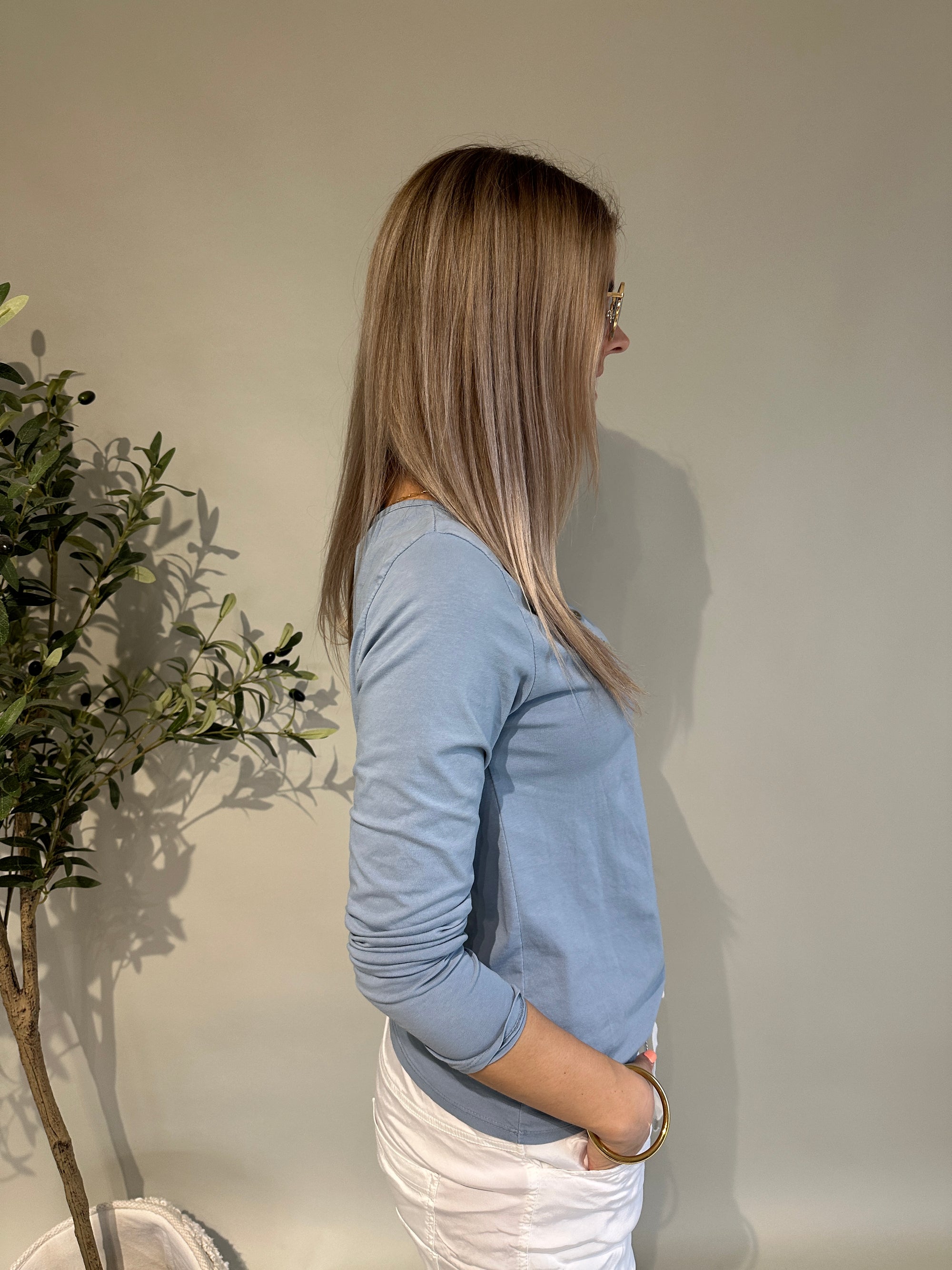 Shirt in Rauchblau und Weiß mit Knopfleiste vorne