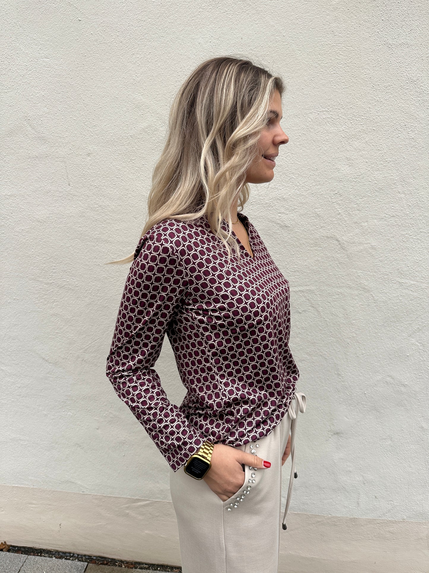 shirt mit muster in weinrot