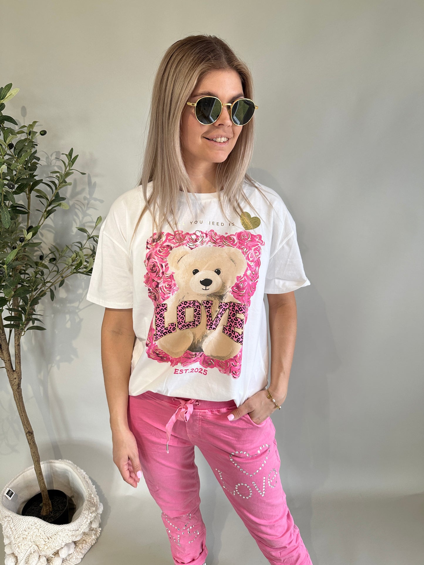 t-shirt in weiß mit pinken aufdruck bär und loveaufschrift in leo