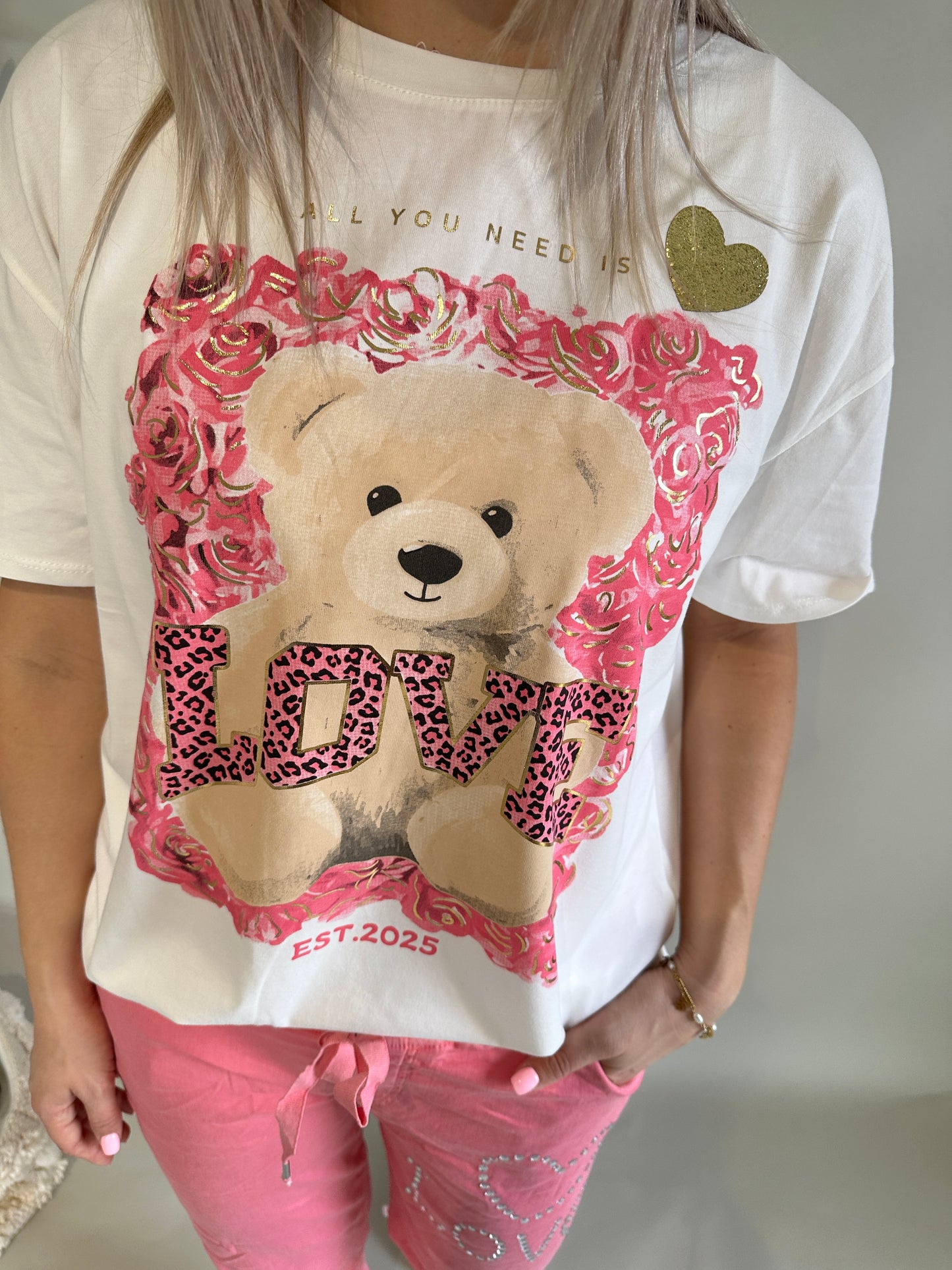 t-shirt in weiß mit pinken aufdruck bär und loveaufschrift in leo