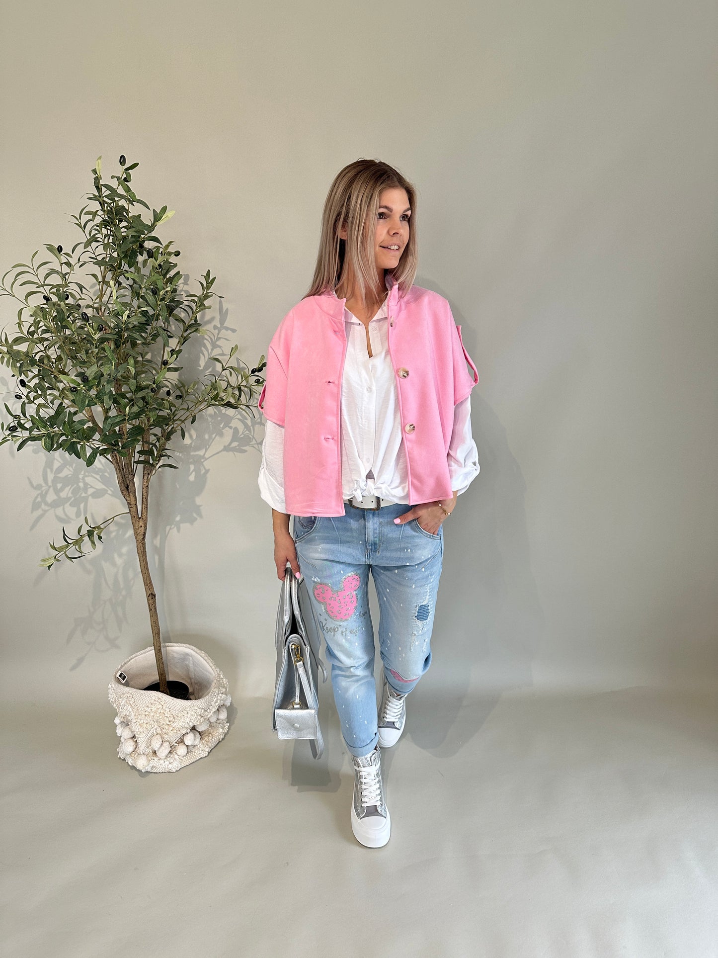 jeans mit rosa mickymaus-aufdruck und glitzer