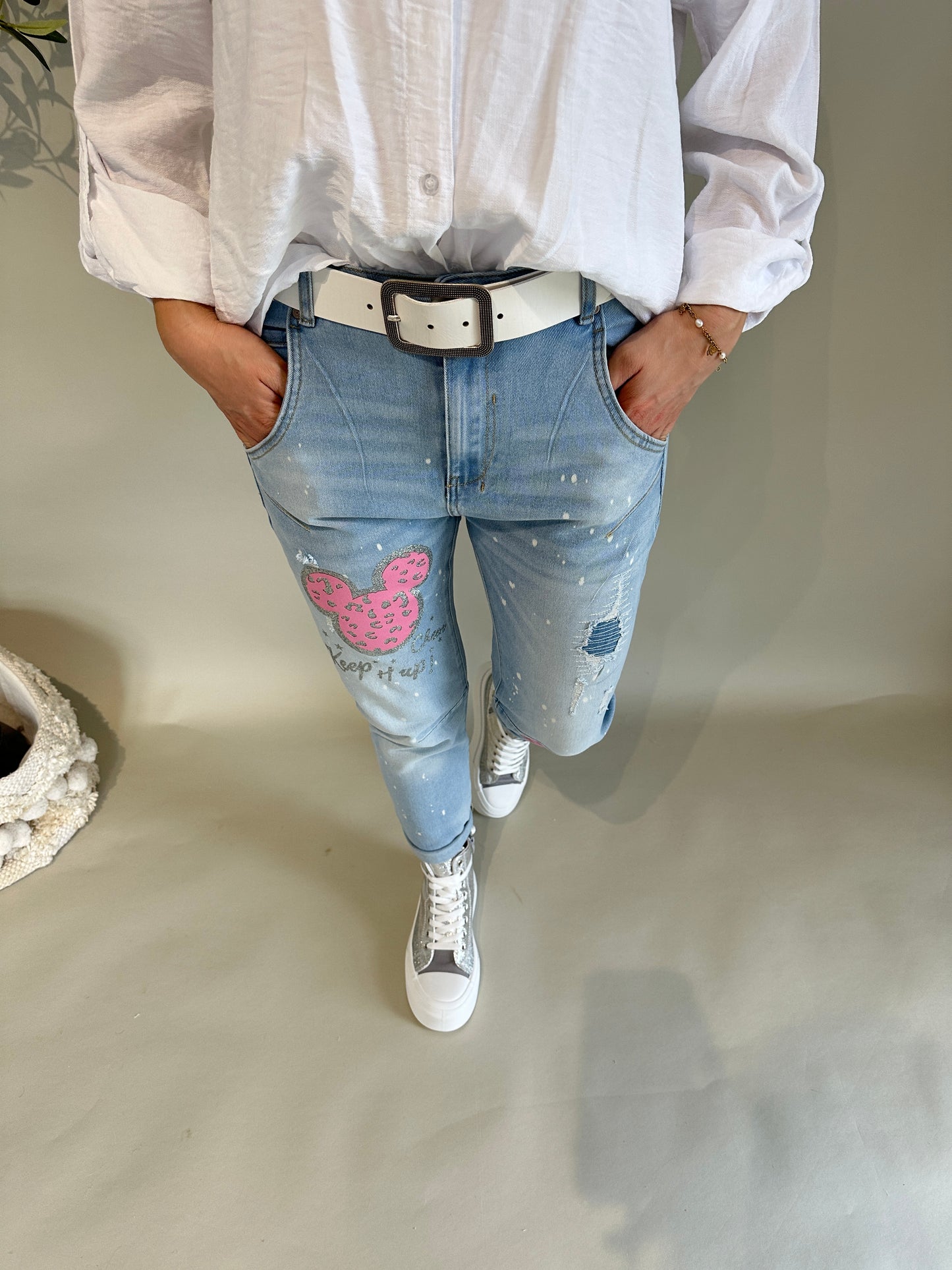 jeans mit rosa mickymaus-aufdruck und glitzer