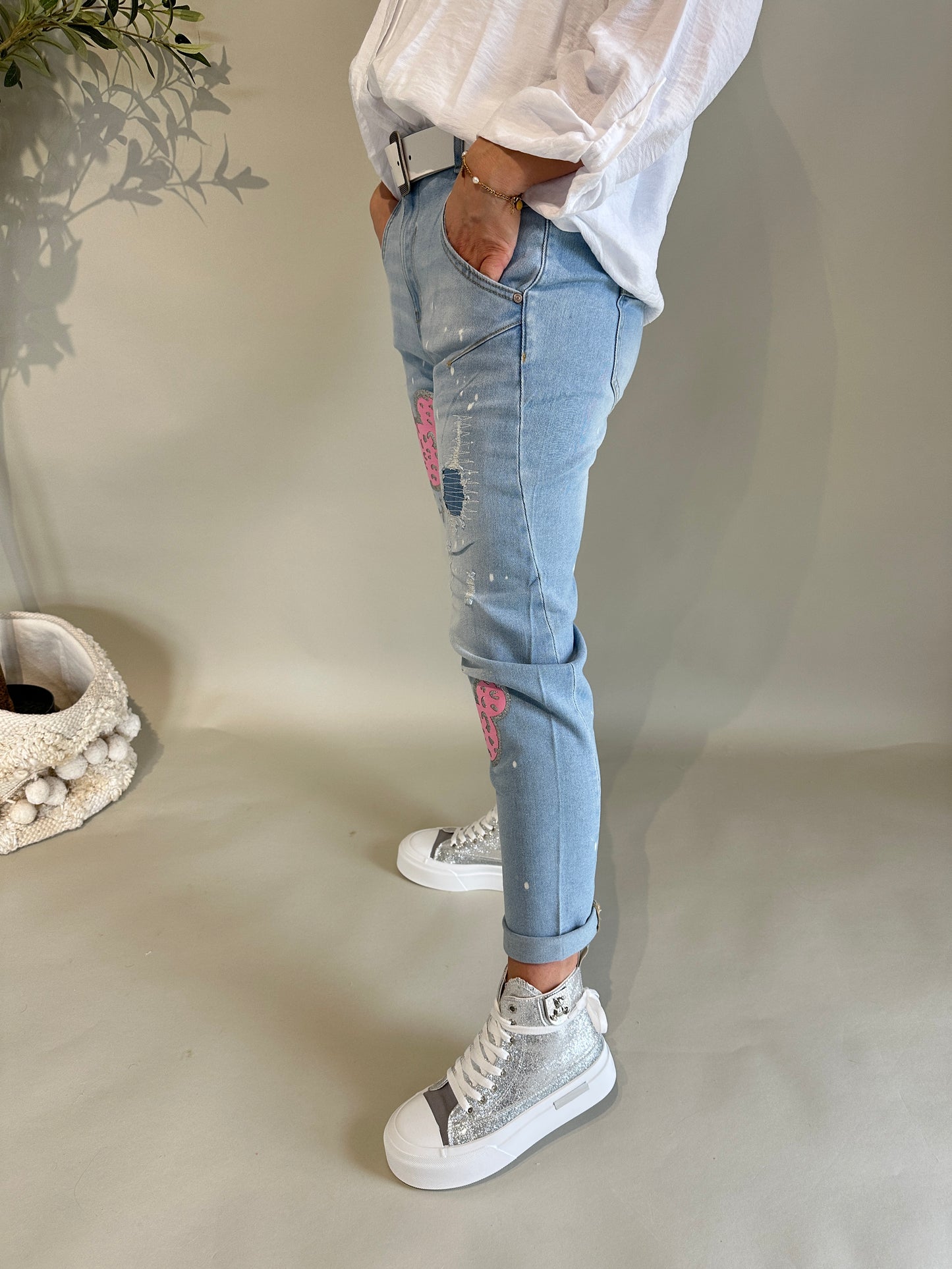 jeans mit rosa mickymaus-aufdruck und glitzer