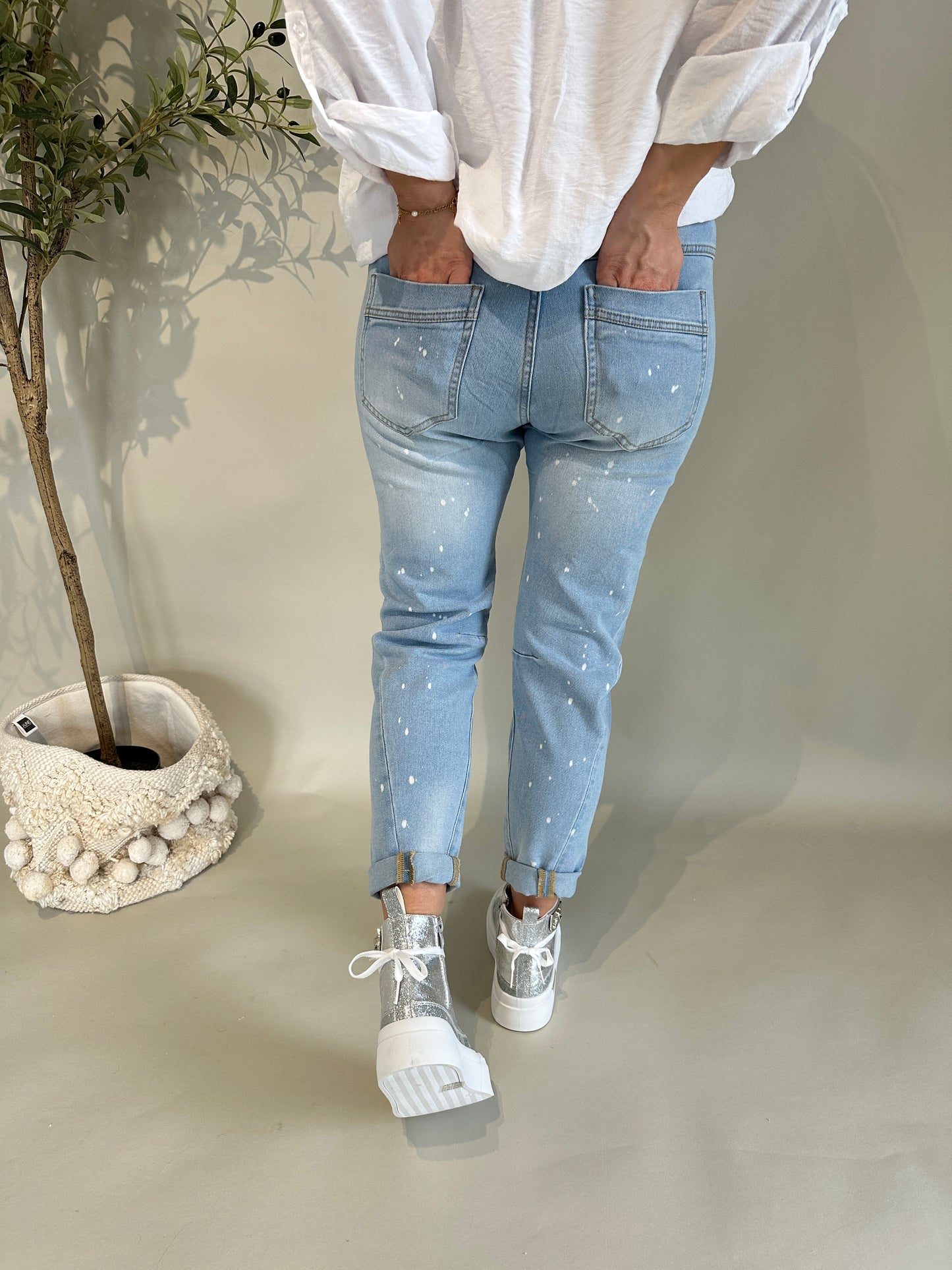 jeans mit rosa mickymaus-aufdruck und glitzer