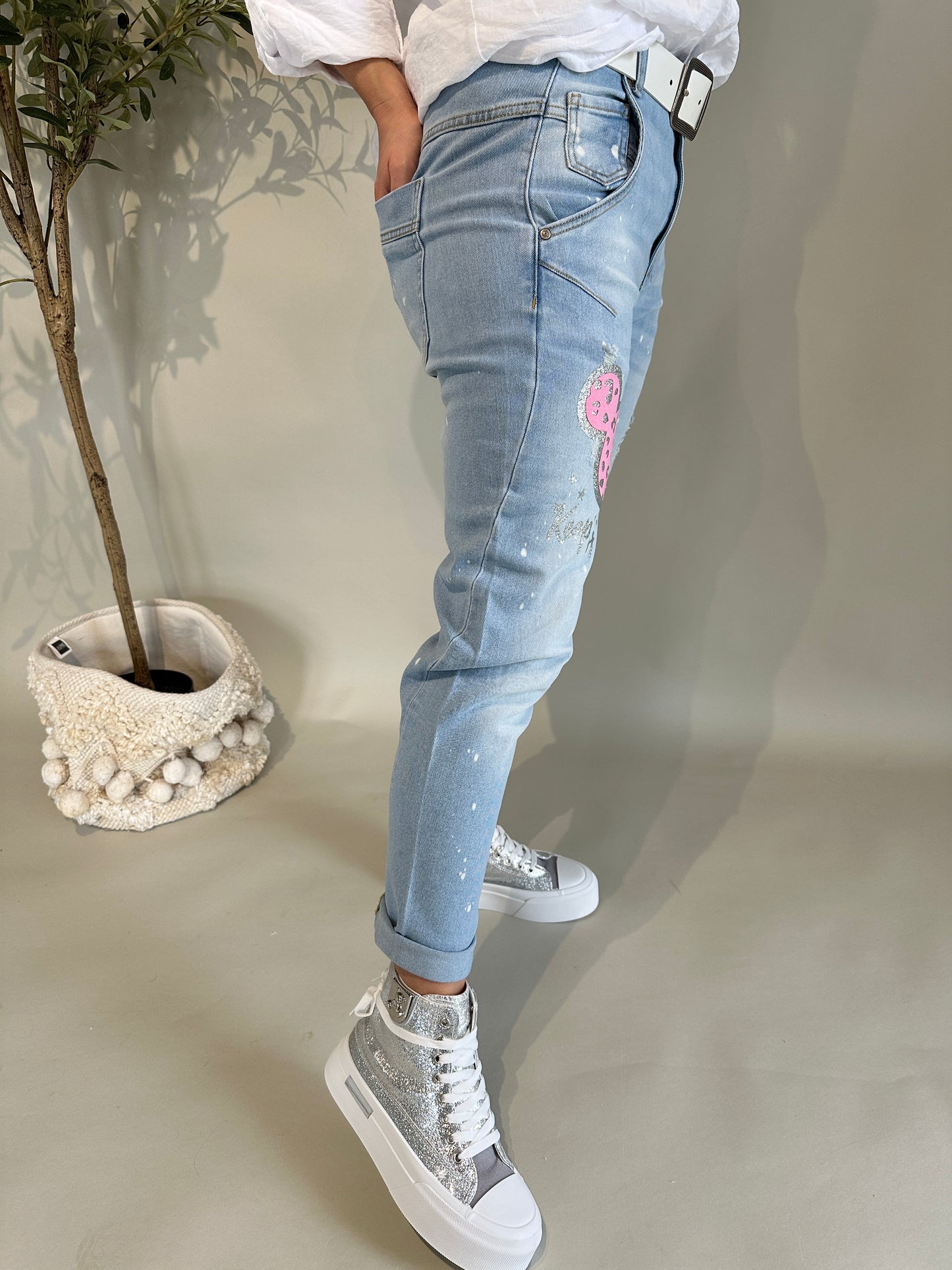 jeans mit rosa mickymaus-aufdruck und glitzer