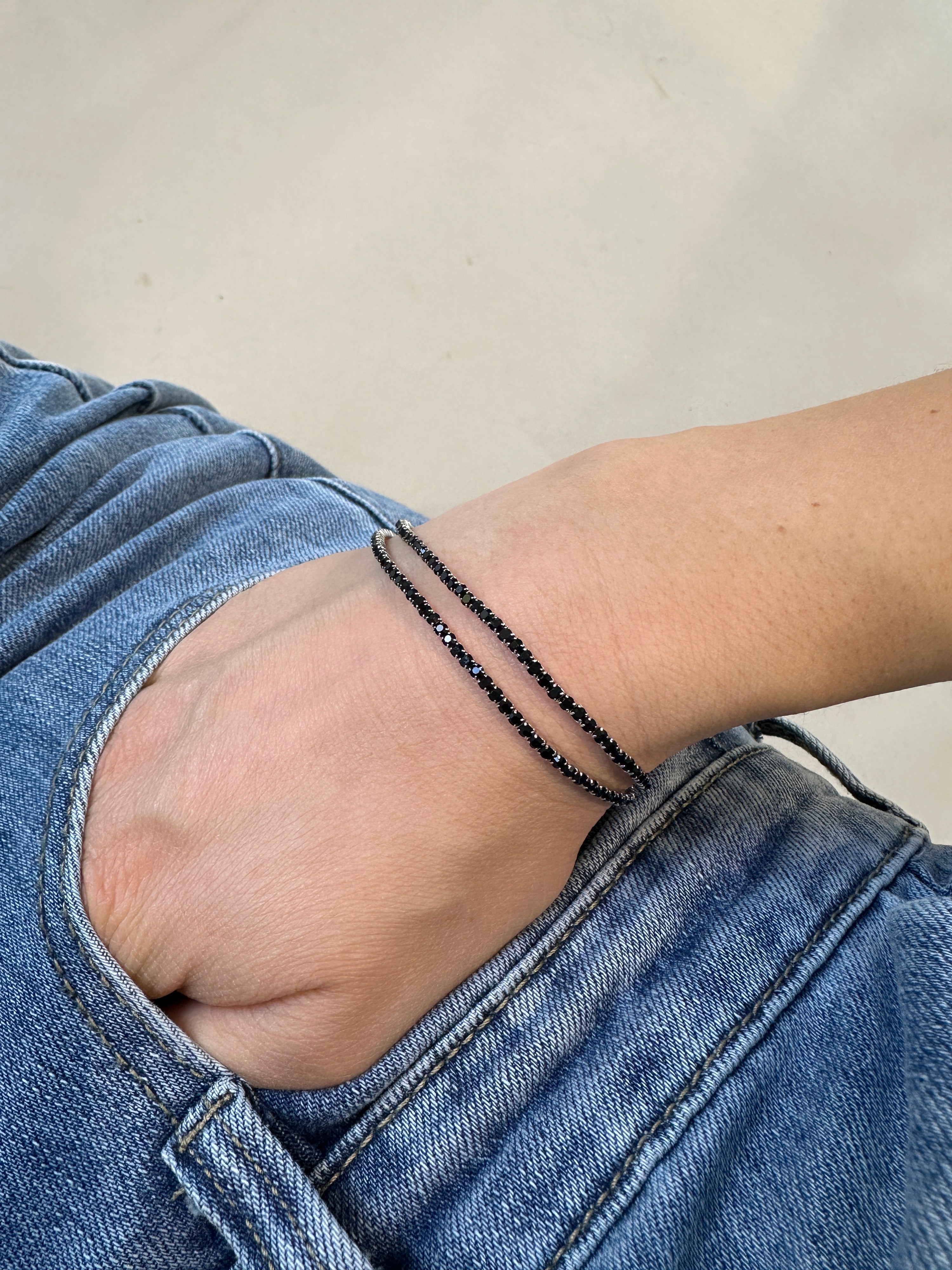 Armband aus Glitzersteine in Schwarz