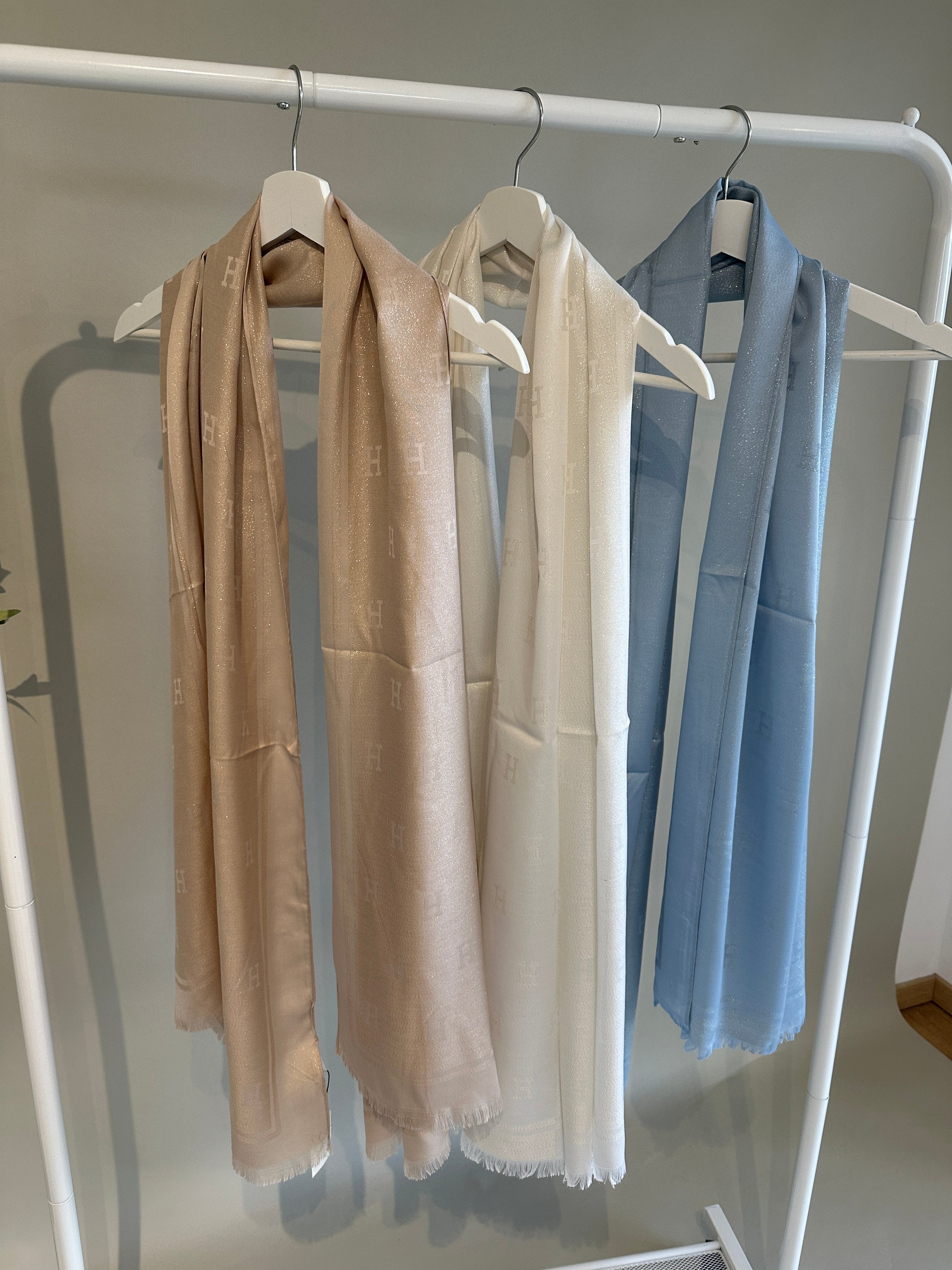 Schal mit H- Aufdruck verschiedene Farben