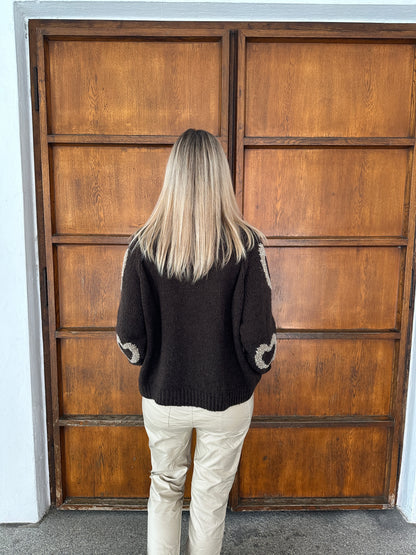 Pullover in Schokobraun mit Herzen
