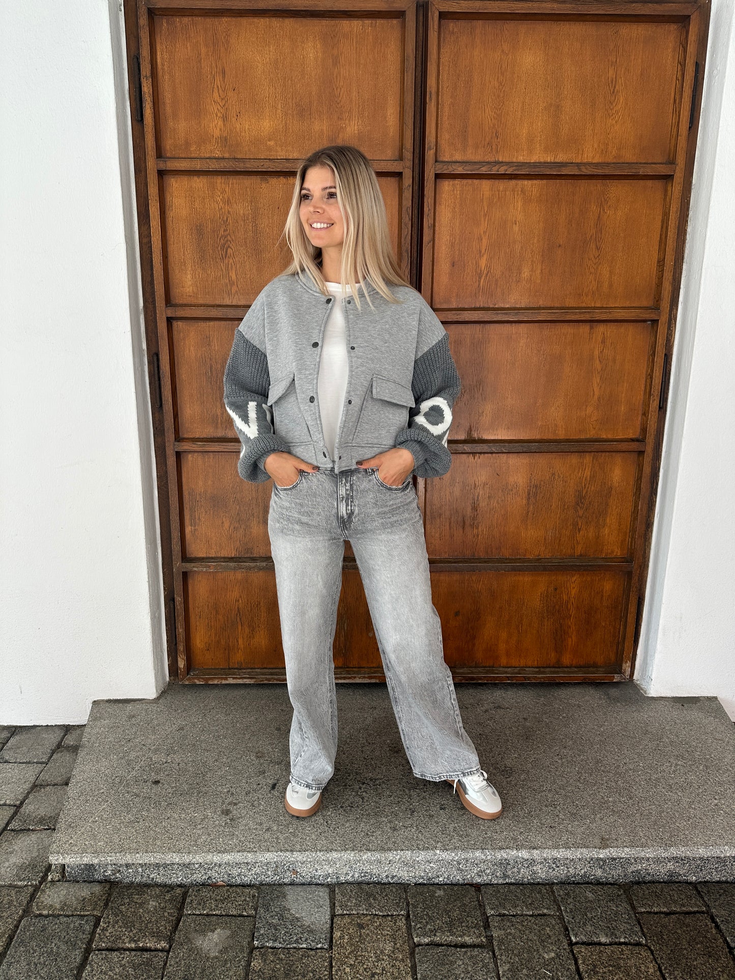 jeans in hellgrau mit weitem bein